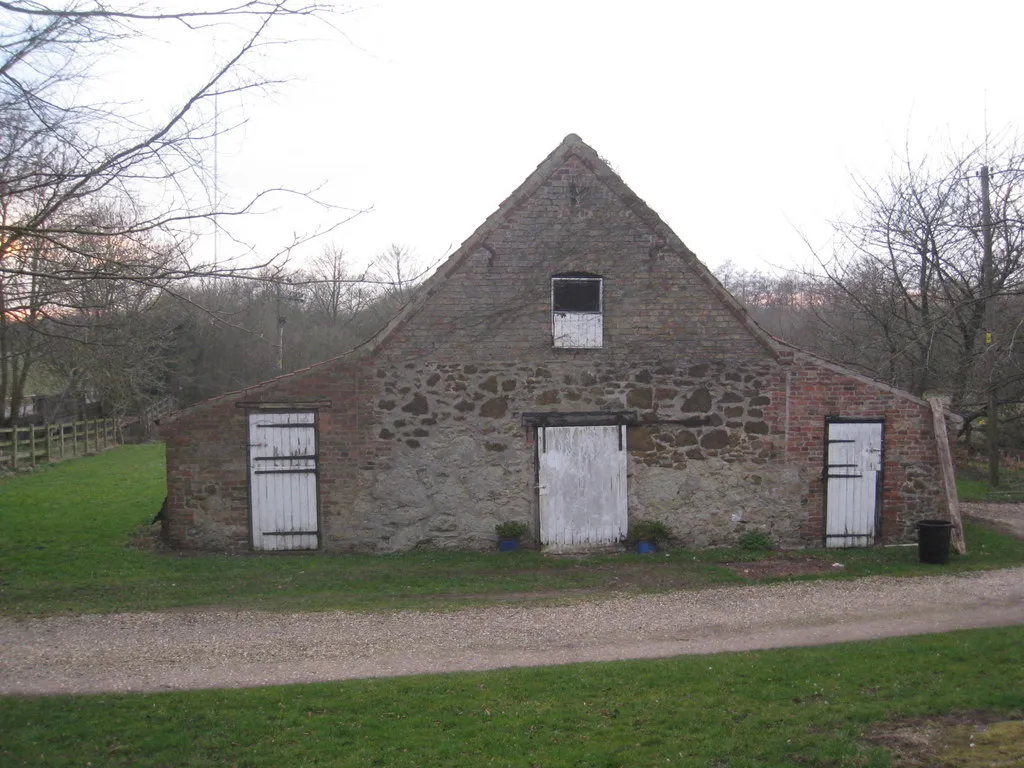 Photo showing: Barn by the 69 metre spot height