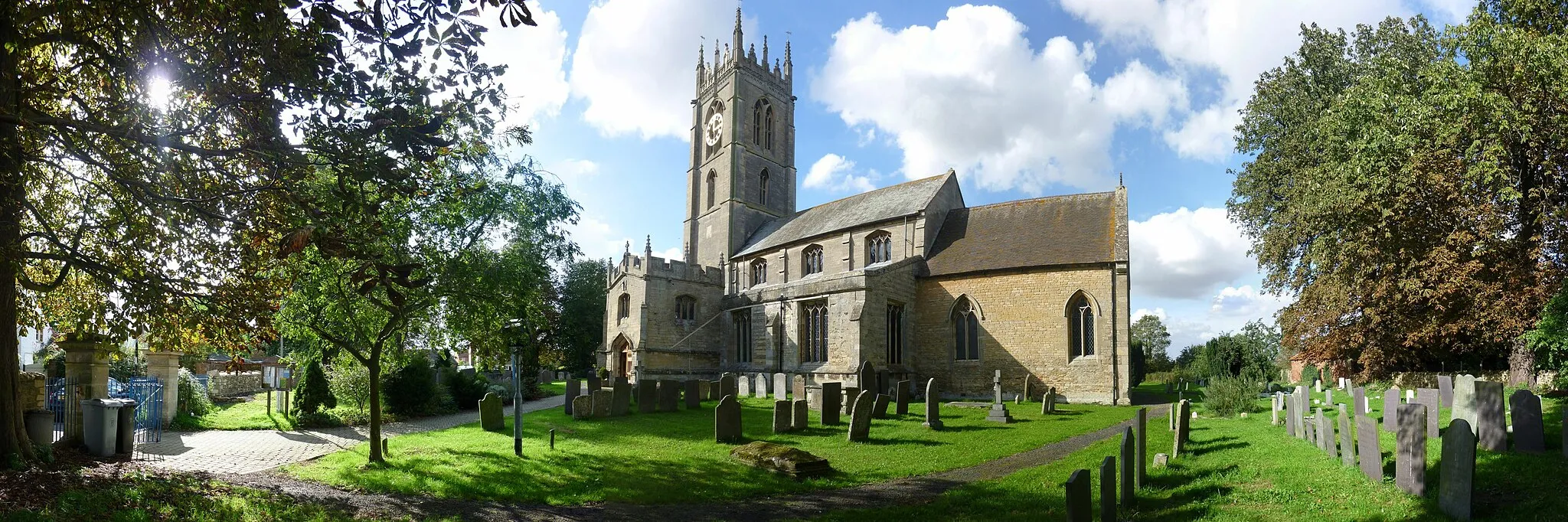 Photo showing: A panoramic composition of St Andrew's church in Folkingham, Kesteven, Lincolnshire