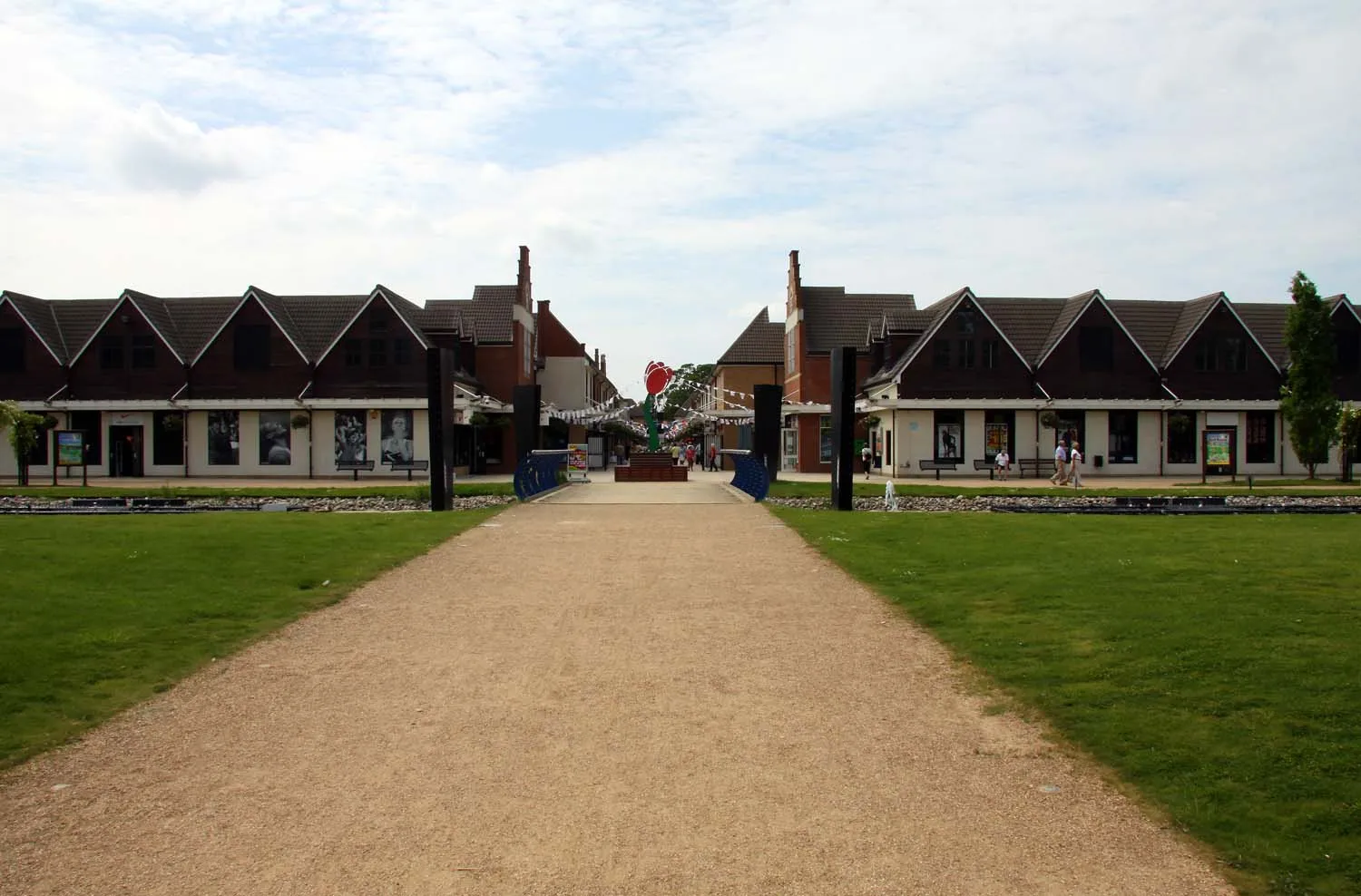 Photo showing: Path to the Springfields Outlet Centre