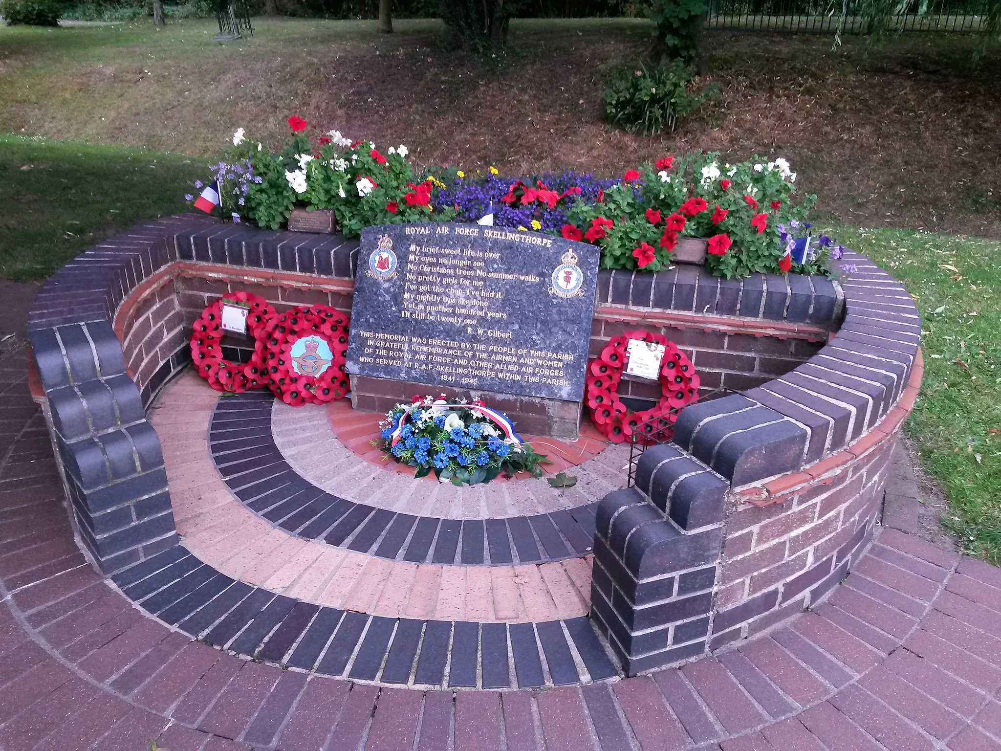 Photo showing: This is Skellingthorpe's memorial to 50 and 61 Squadrons, who served at the nearby RAF base. It is bedecked in French motifs following a visit by a French delegation.