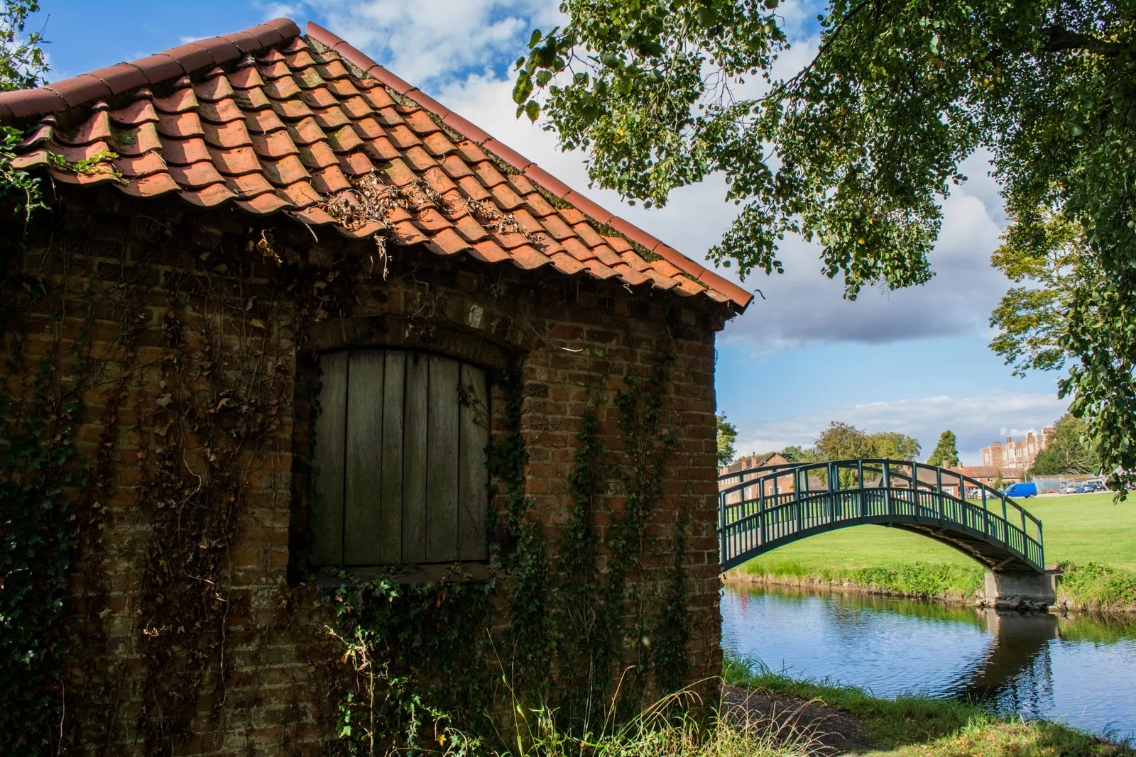 Photo showing: An old outbuilding and a bridge, near Doddington Hall