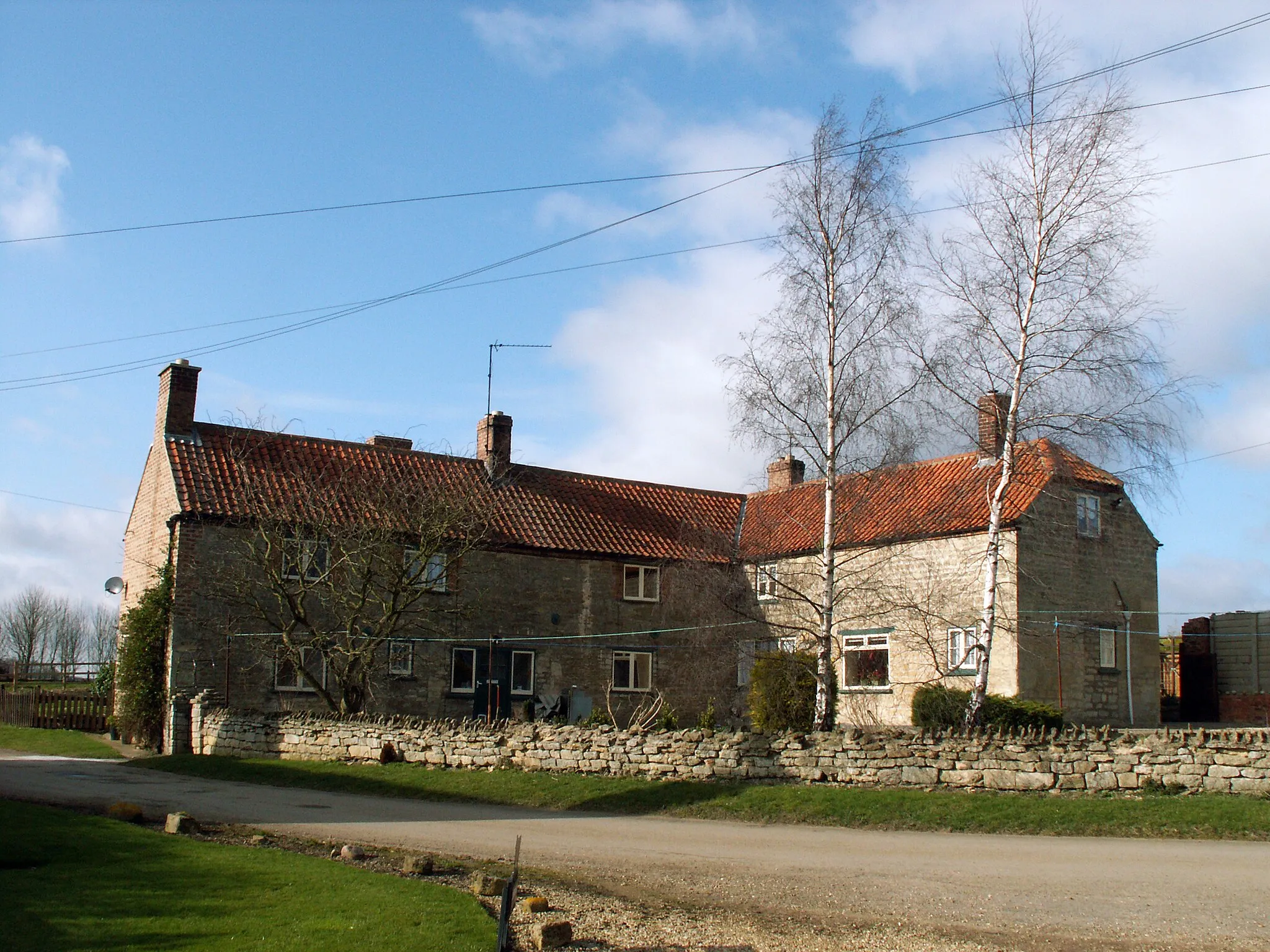 Photo showing: Farmhouse at Stow Green, west of Horbling and south of Threekingham, Lincolnshire, England, 350 yards east from the site of the medieval Stow Fair (a Scheduled Ancient Monument) at the junction of Stow Lane and Mareham Lane.