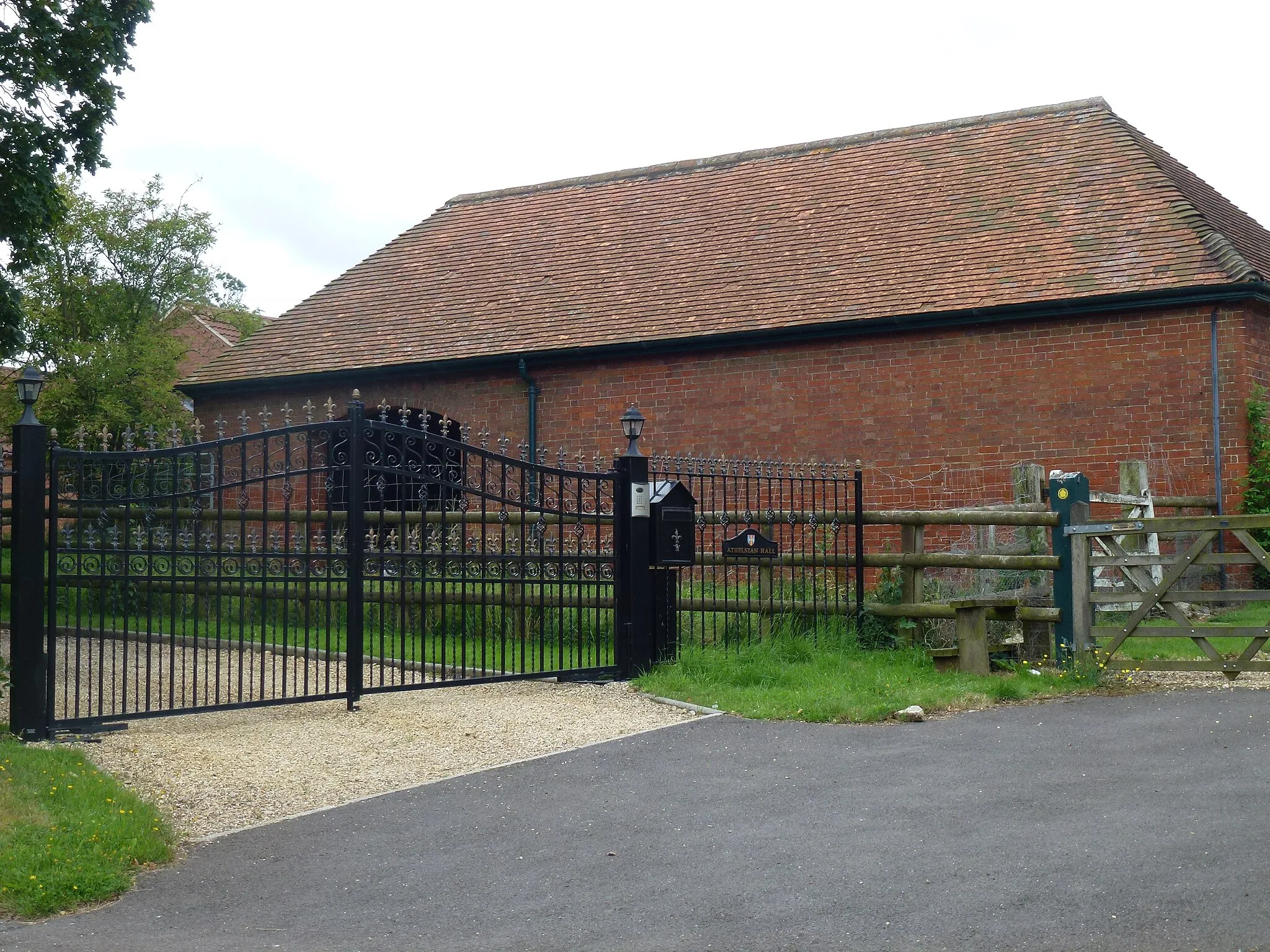 Photo showing: Athelstan Hall Gates