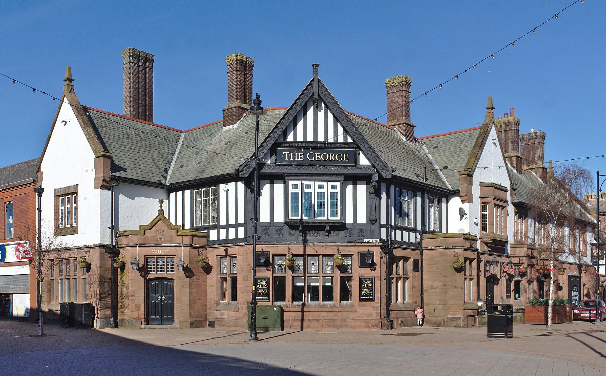 Photo showing: Pub in the corner of Moor Lane and Liverpool Road in the Crosby shopping centre.