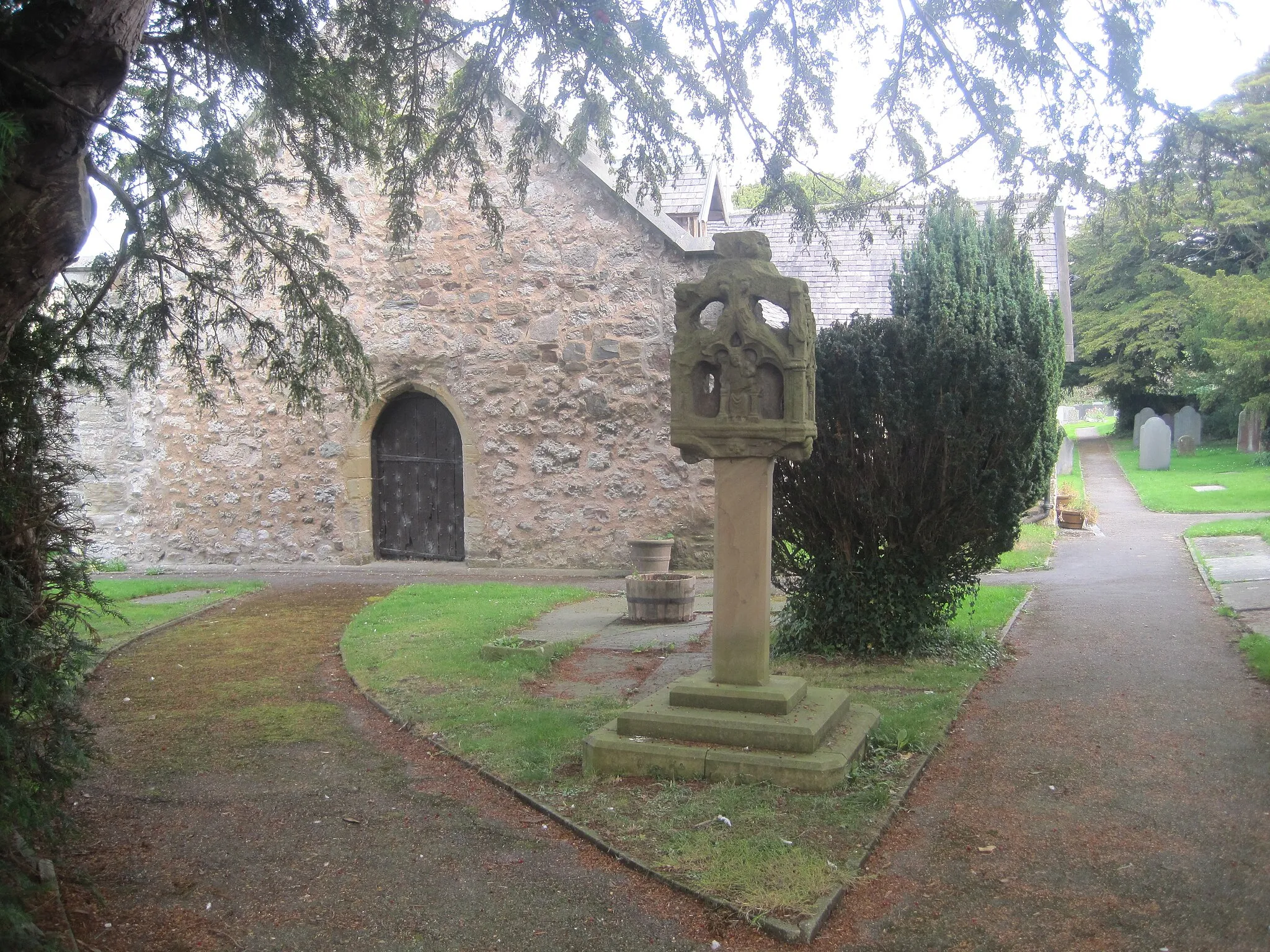 Photo showing: "Pilgrim's Cross", described in 1416 by Welsh language poet Gruffydd ab Ieuan ap Llywelyn Fychan of Llanerch.
Corpus Christi, Tremeirchion, Denbighshire - a Grade II* 14th century church, between the village school and the inn, has an 800 year old yew tree, and was renowned for a wonder-working cross: dating mainly from the 14th and 15th centuries. Has a mail-clad knight of about 1280 carved from stone.