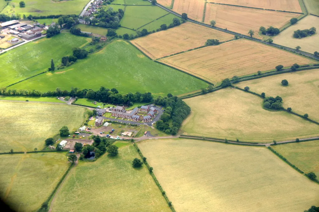 Photo showing: Commonside Farm, Daresbury, from the air