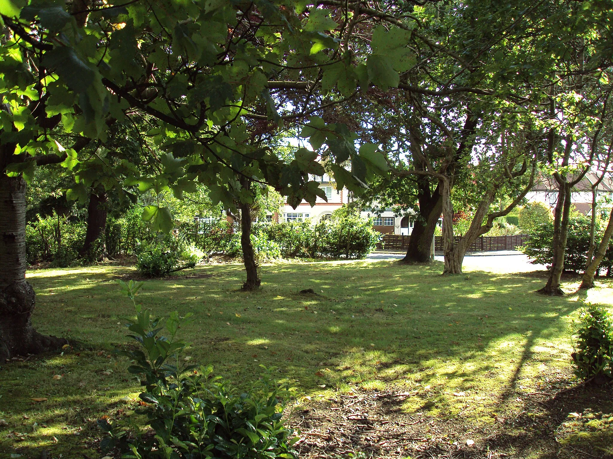 Photo showing: Corner of Hooton Green and the A41 New Chester Road, Hooton, Wirral, Cheshire, England.