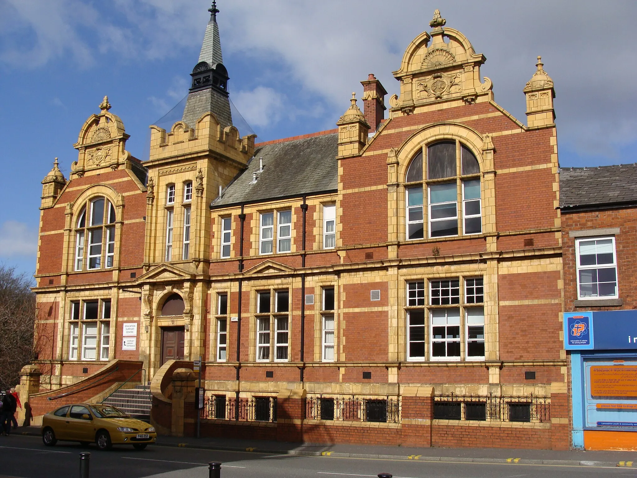 Photo showing: Chorley, Lancashire. Once the Adult Education Institute, and Chorley Grammar School before that, this building in the centre of town is now Chorley Library.