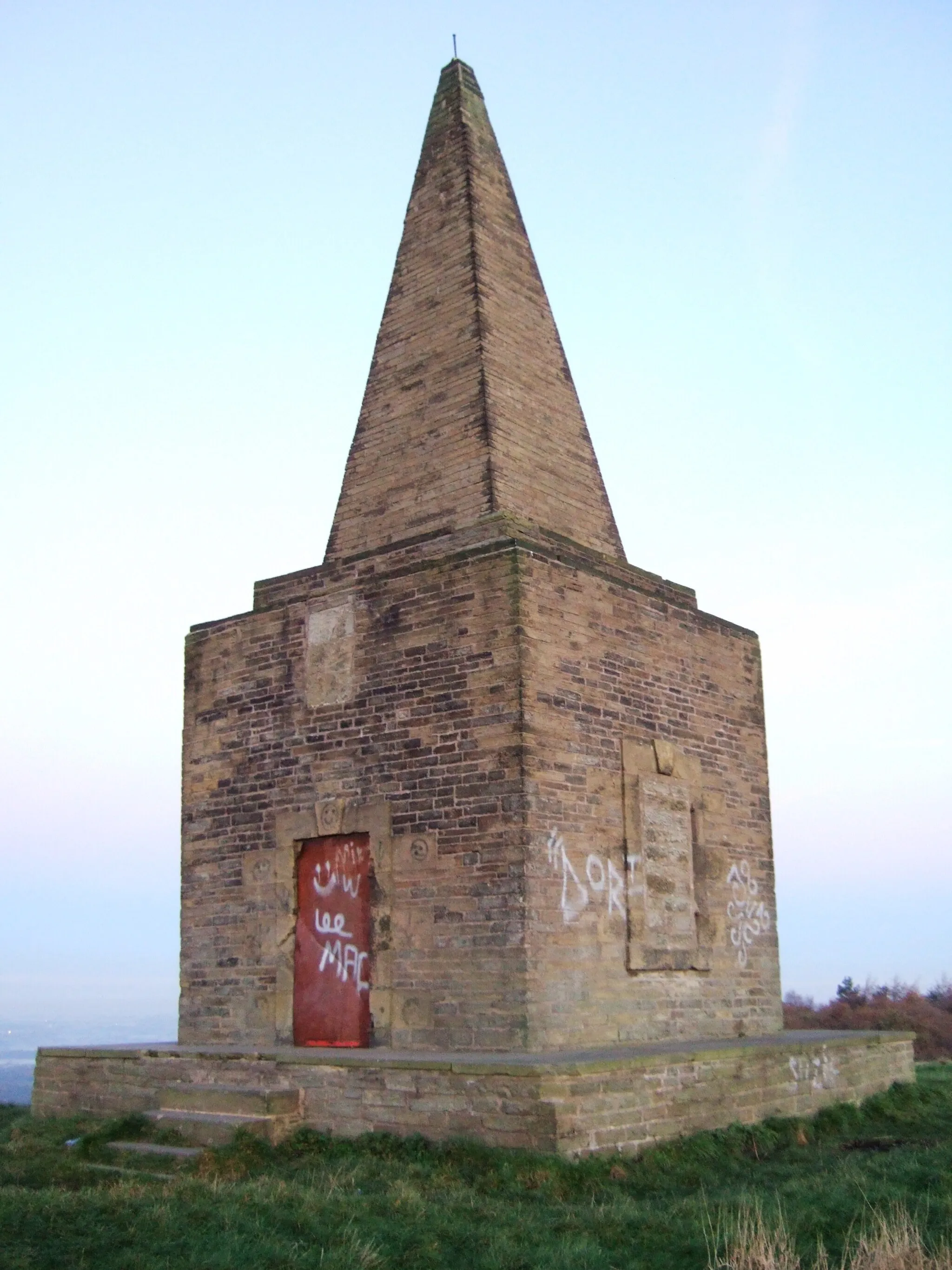 Photo showing: Ashurst's Beacon, on the summit of Ashurst Hill, in Dalton, Lancashire, England.