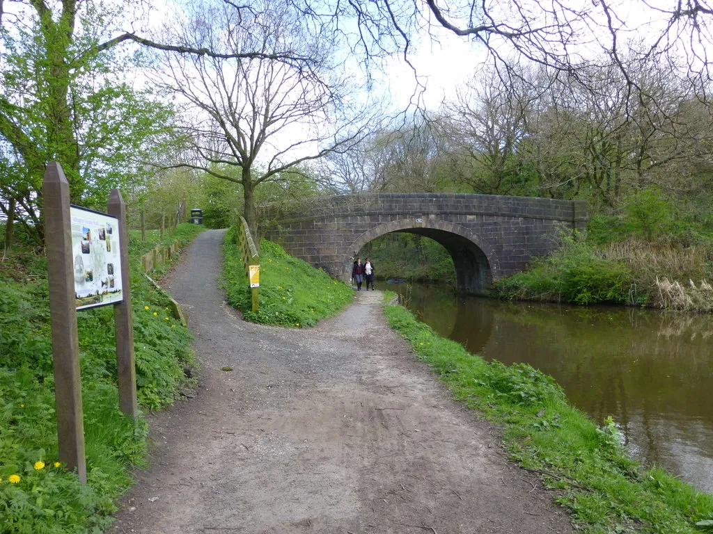 Photo showing: Idle Bridge on the Leeds Liverpool Canal
