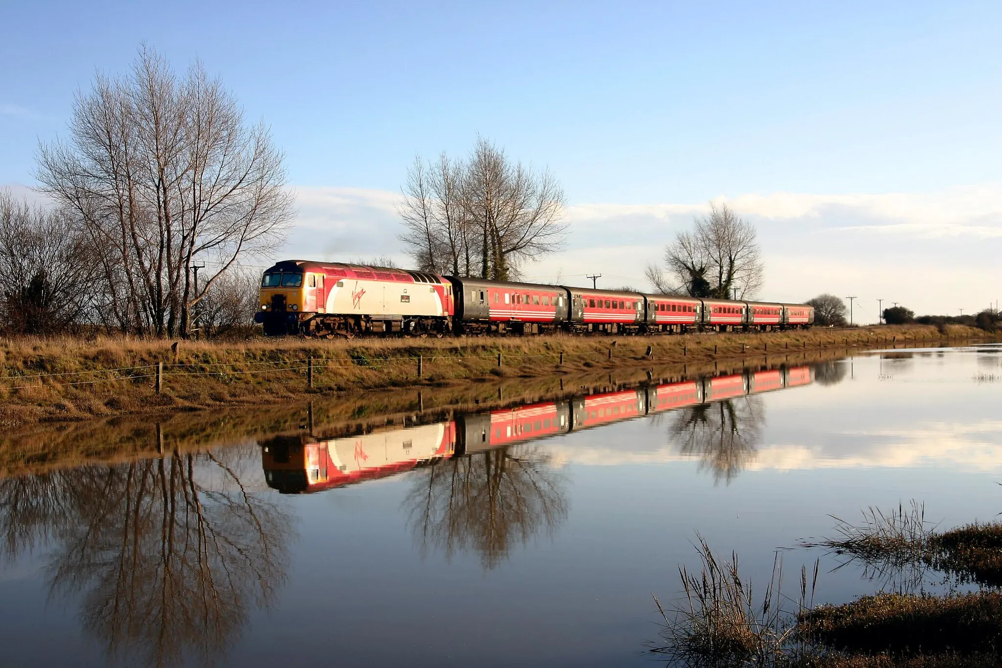 Photo showing: Class 57/3 No 57303 "Alan Tracy" passing Bagillt, near Flint, on a Manchester to Holyhead service.