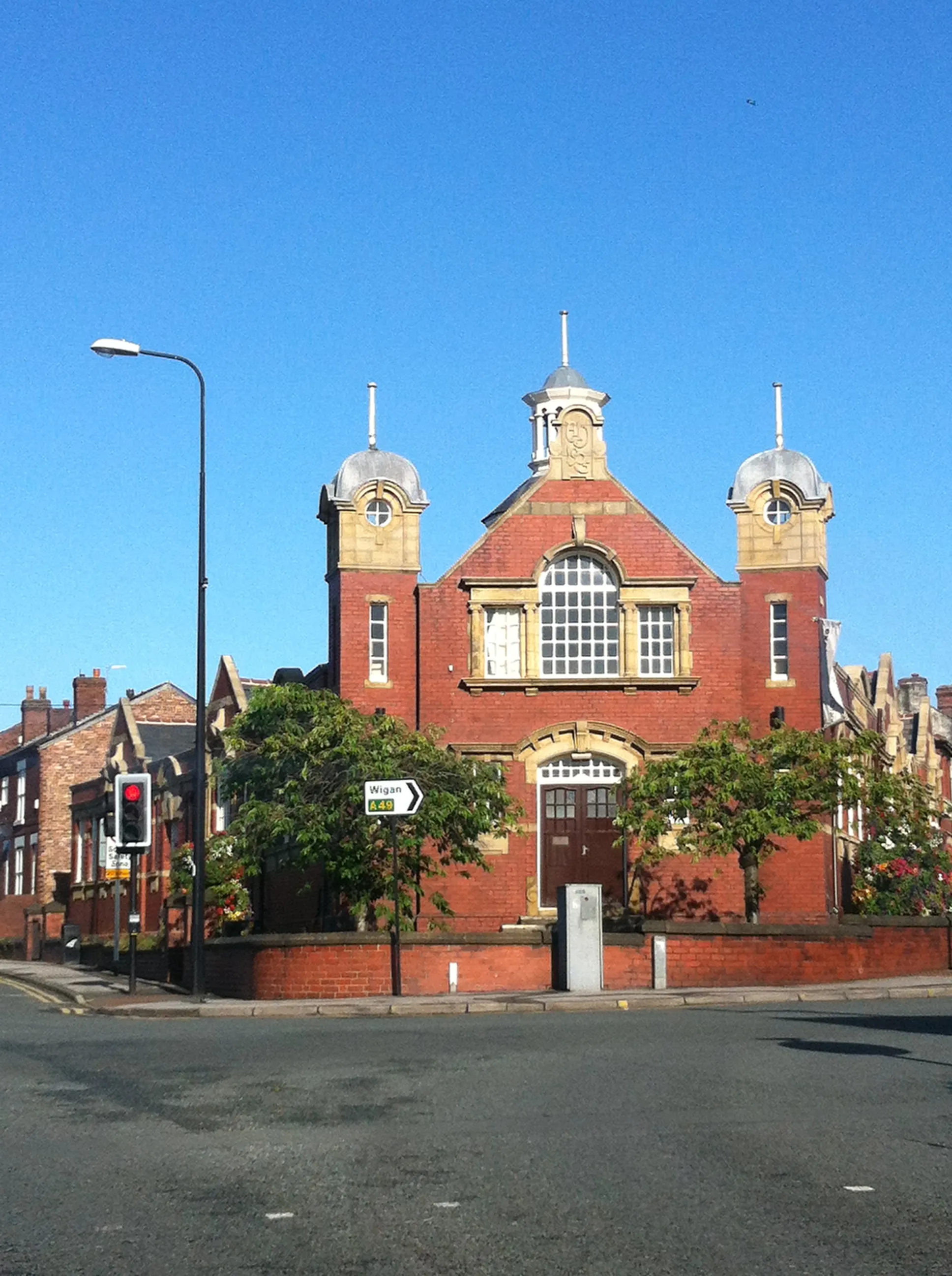 Photo showing: Ashton-in-Makerfield Library, 2012.