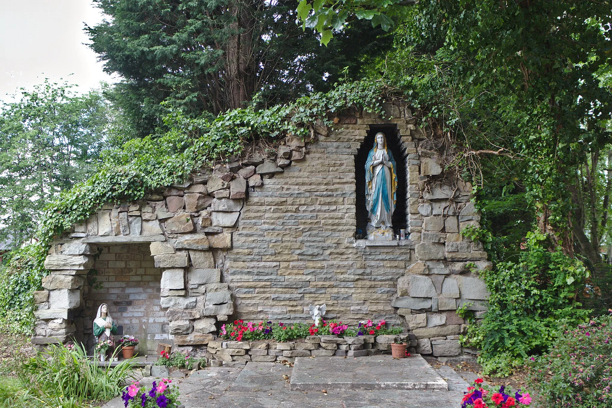 Photo showing: Shrine to the BVM opposite the western transept door of St Oswald, Ashton-in-Makerfield