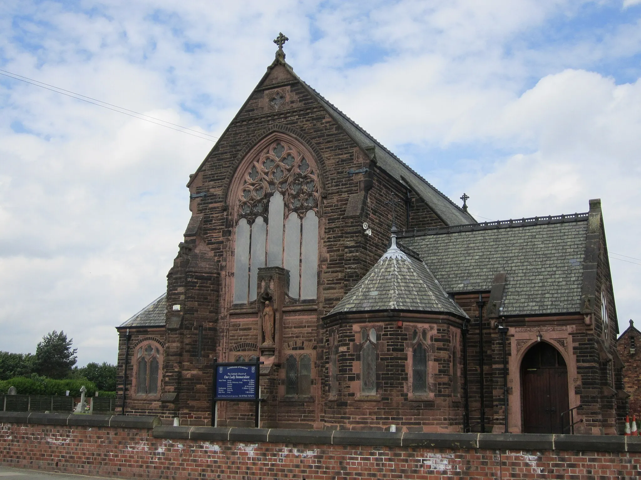 Photo showing: Roman Catholic church of Our Lady Immaculate, Downall Green Road, Bryn, Greater Manchester, England, seen from the southeast