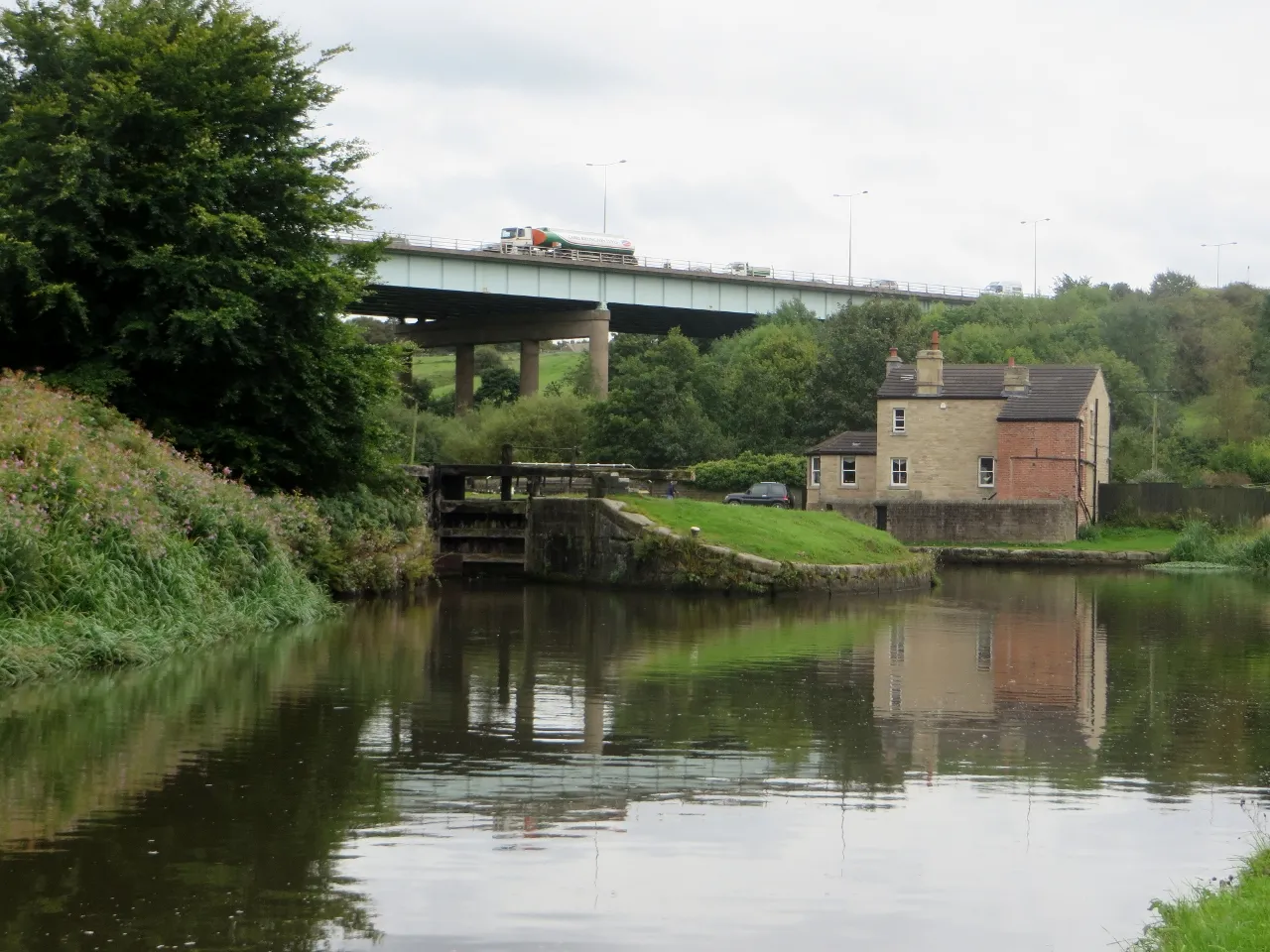 Photo showing: Approaching Dean Lock