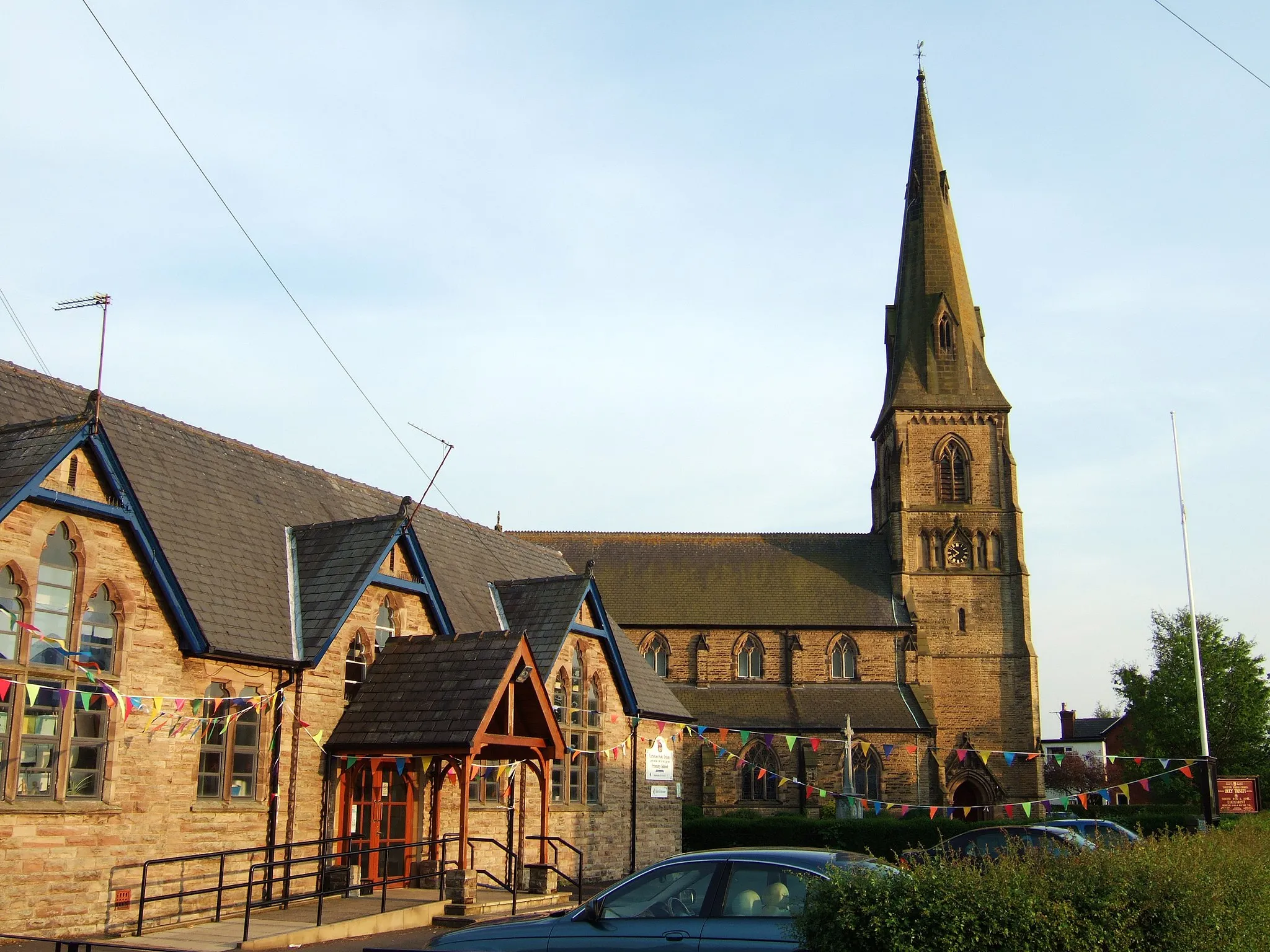 Photo showing: Tarleton Parish Church (the Parish of Holy Trinity with St Mary) with Tarleton Holy Trinity C of E Primary School, in Tarleton, West Lancashire.
