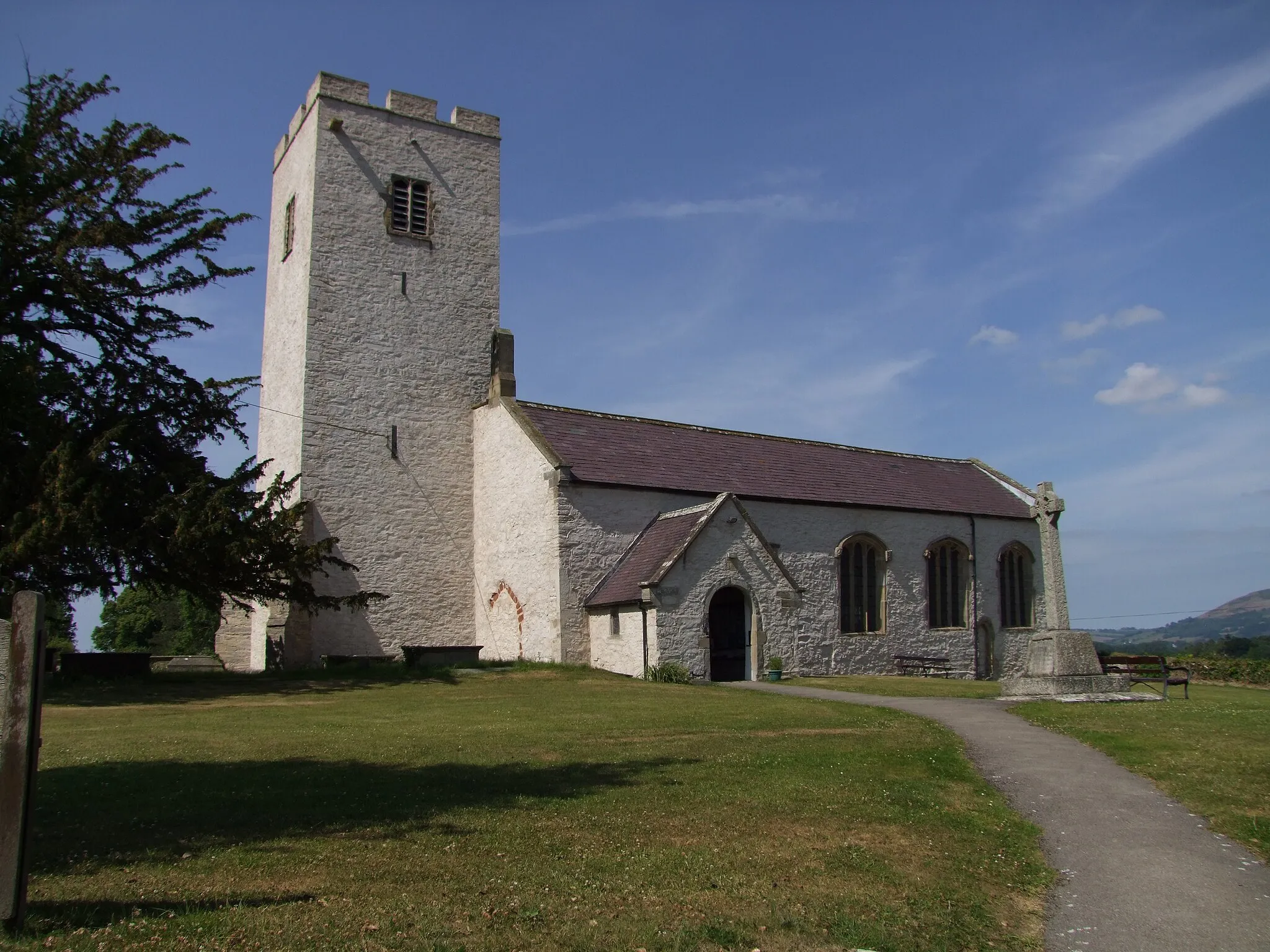 Photo showing: This church is located beside the Whitchurch Road, Denbigh