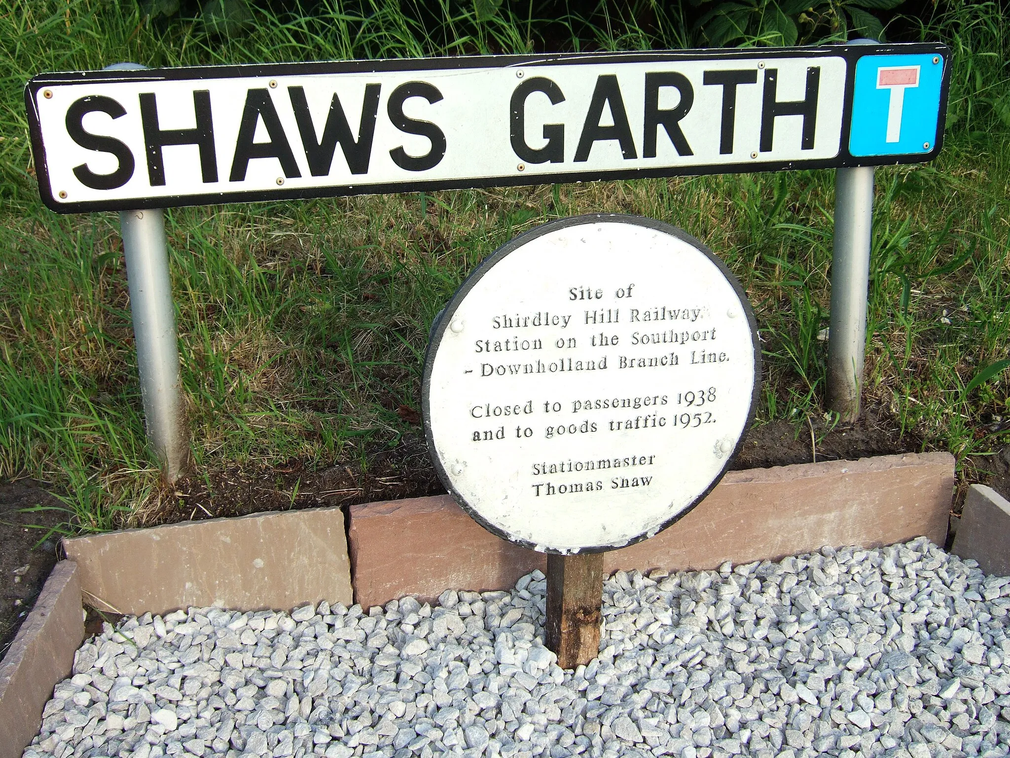 Photo showing: Plaque marking the site of Shirdley Hill railway station, situated on the corner of Shaws Garth, Shirdley Hill, in the civil parish of Halsall, West Lancashire.