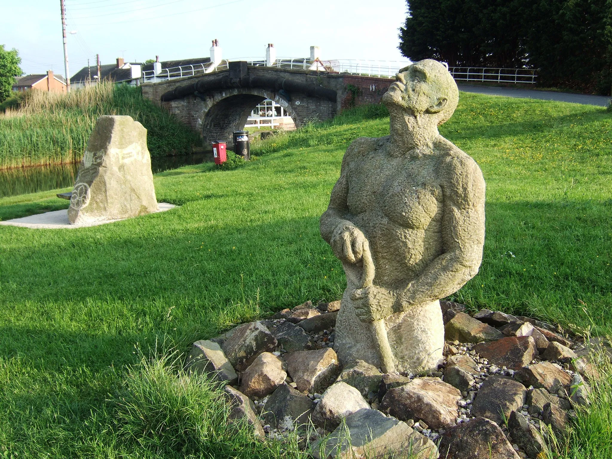 Photo showing: The "Halsall Navvy" by Thompson Dagnall, situated near the Saracen's Head pub in Halsall, Lancashire, England, where the first sod was cut on the Leeds and Liverpool Canal.