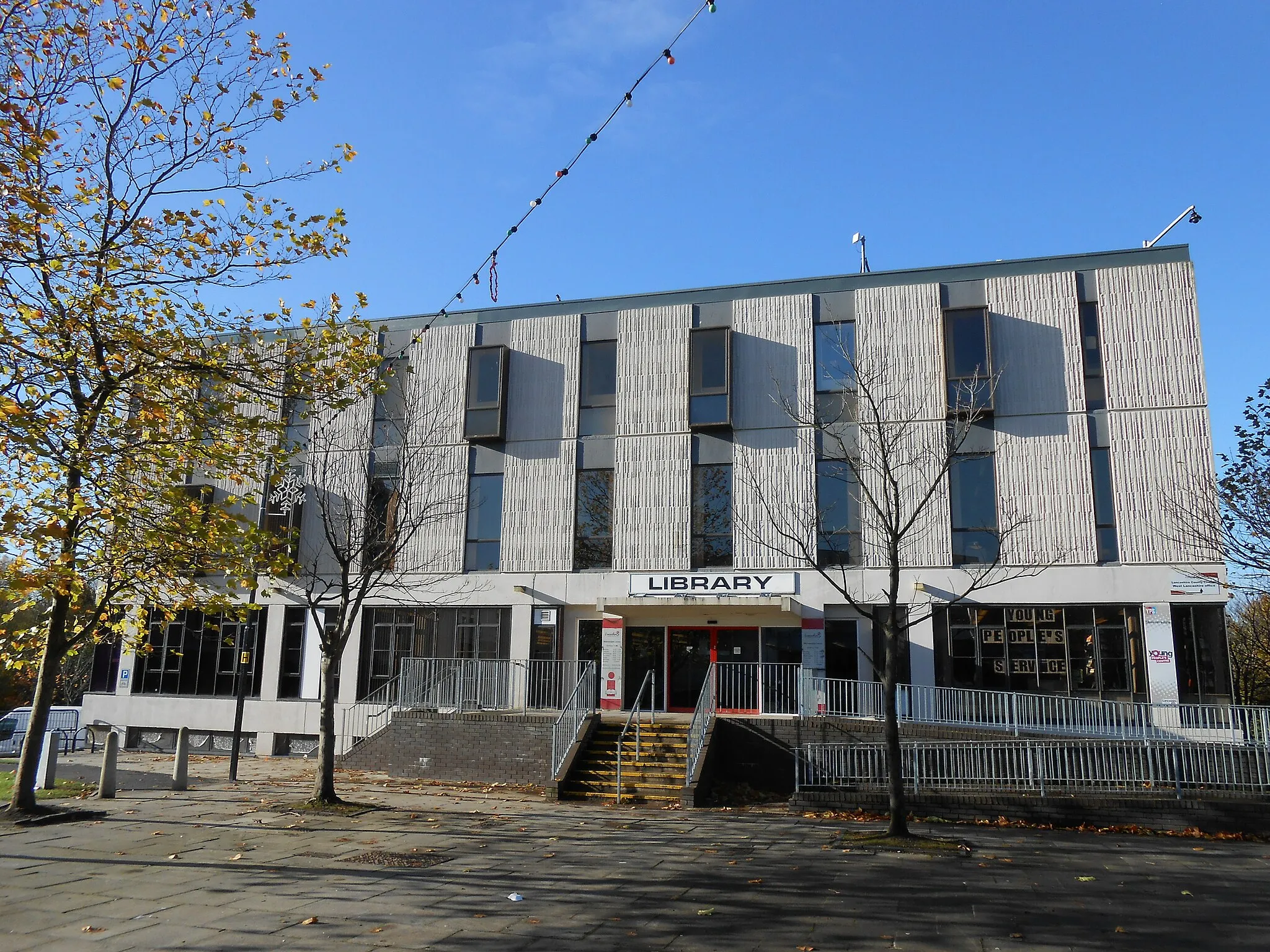 Photo showing: Skelmersdale Library, Lancashire, England.