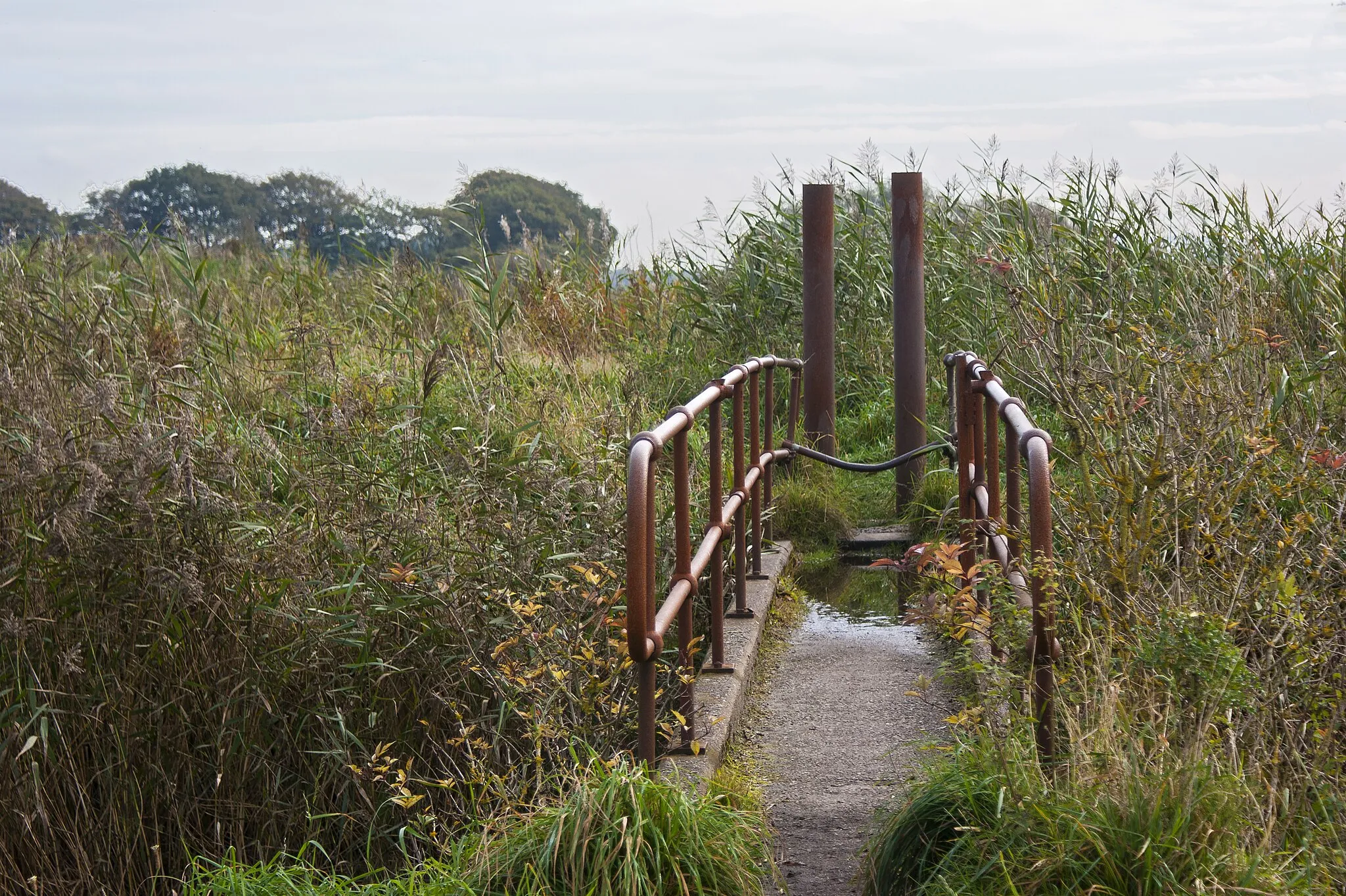 Photo showing: A footbridge trying to masquerade as an aqueduct