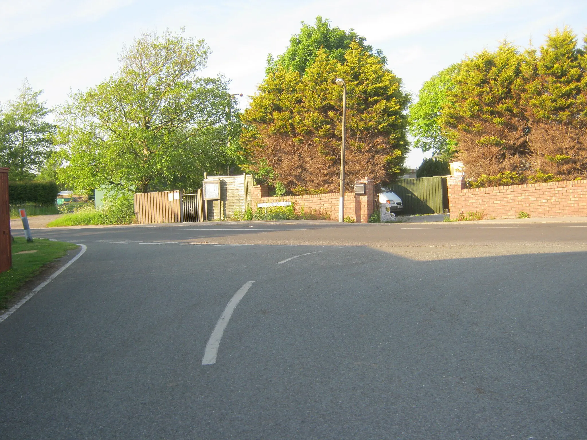 Photo showing: Boundary Lane meeting Hundred End Lane