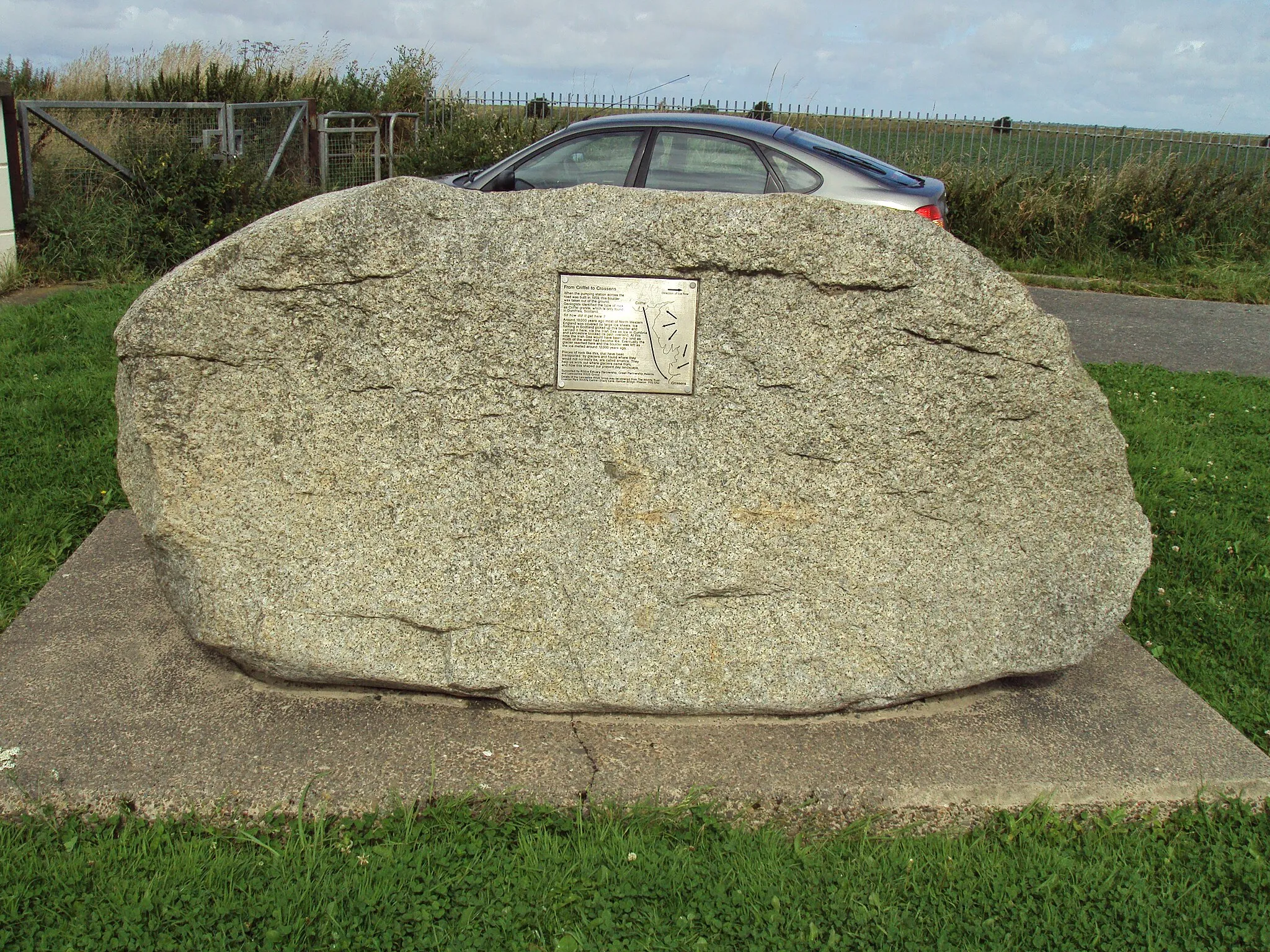 Photo showing: Granite block which made its way from Criffel, Scotland to Crossens, England during a previous ice age. On Banks Road between Crossens, Merseyside and Banks, Lancashire, England.
