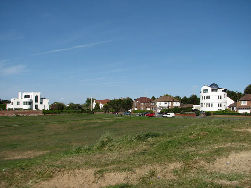 Photo showing: White houses near Royal Birkdale Golf Club (A565)