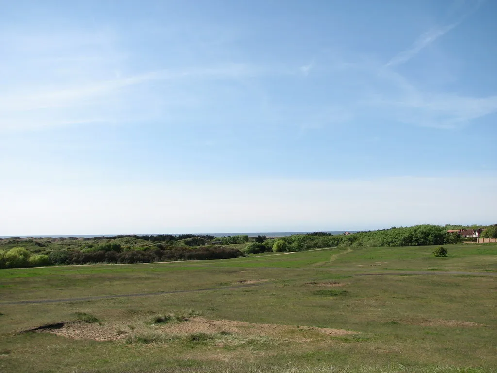 Photo showing: The Round Hill, Hillside (adjacent to Royal Birkdale Golf Club)