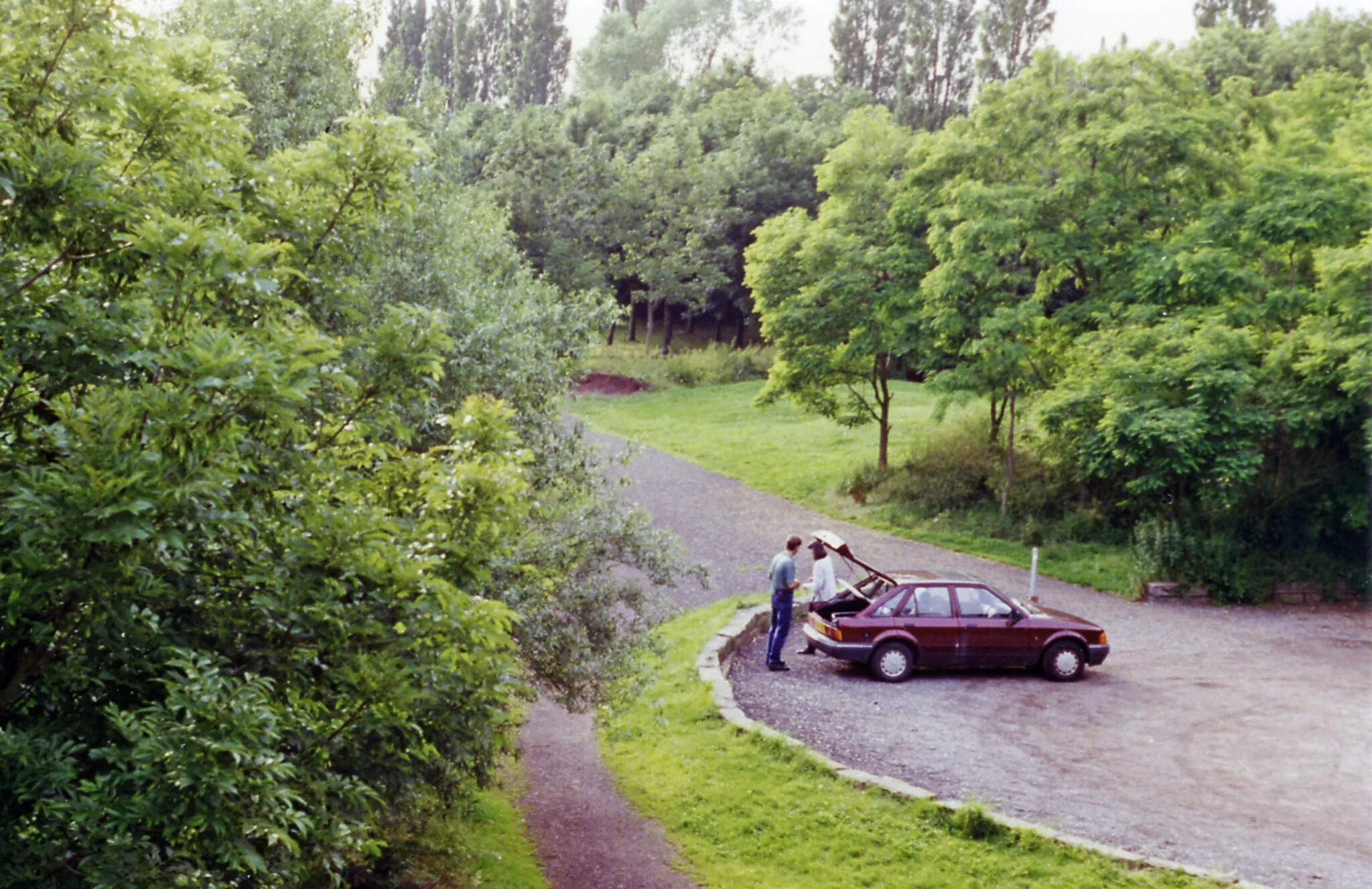 Photo showing: Site of Culcheth station, 1996.
View westward, towards Wigan and St Helens: ex-Great Central Glazebrook - Wigan (Central)/St Helens (Central) branches. The branch to St Helens was closed 3/3/52, but the Wigan branch remained for goods traffic until 26/4/68, the passenger service having ceased 2/11/64 and this station was closed. No trace whatever seems to survive.