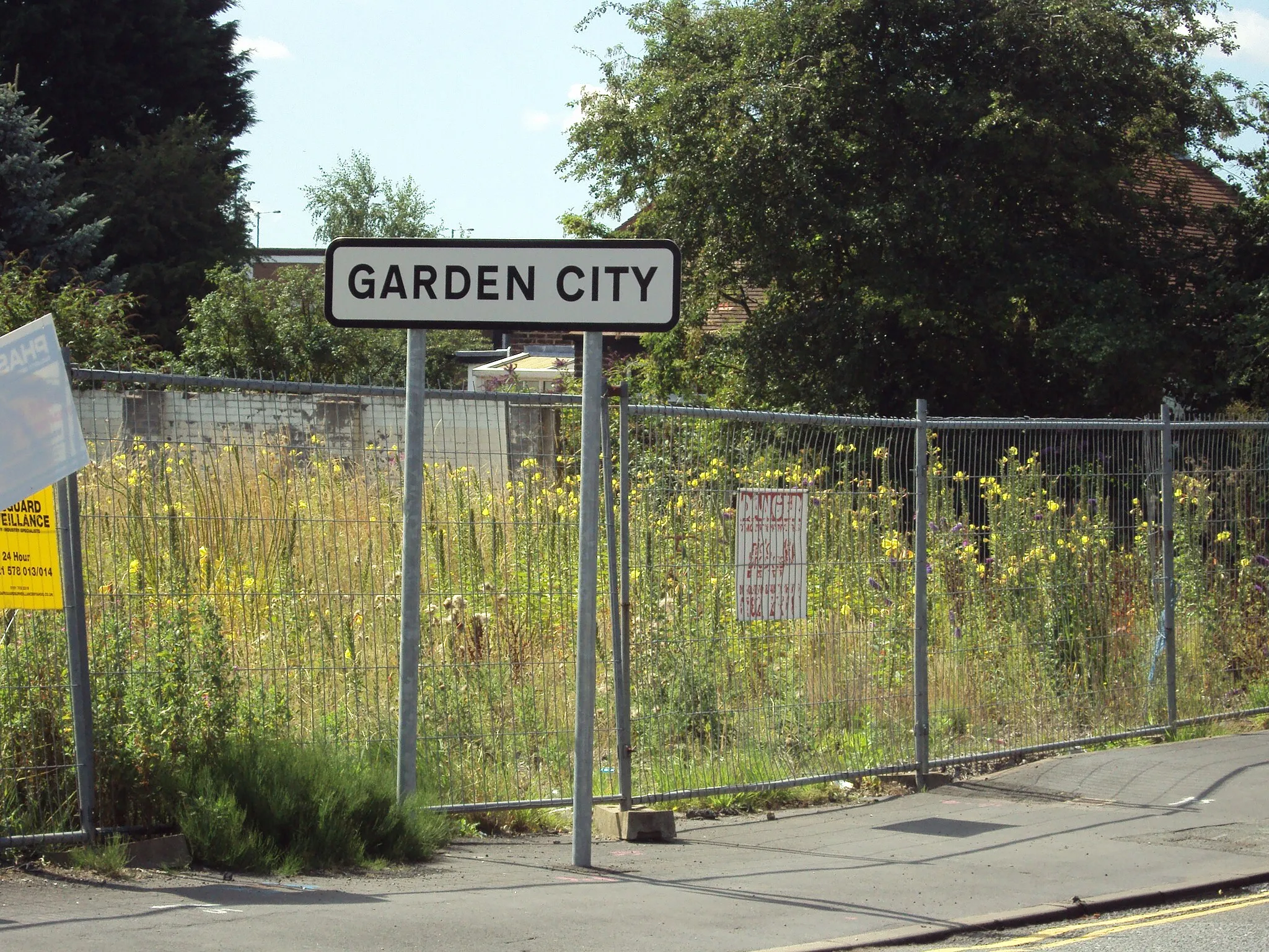 Photo showing: Sign on the B5441 Welsh Road on entering (from Sealand) Garden City, Deeside, Flintshire, Wales.