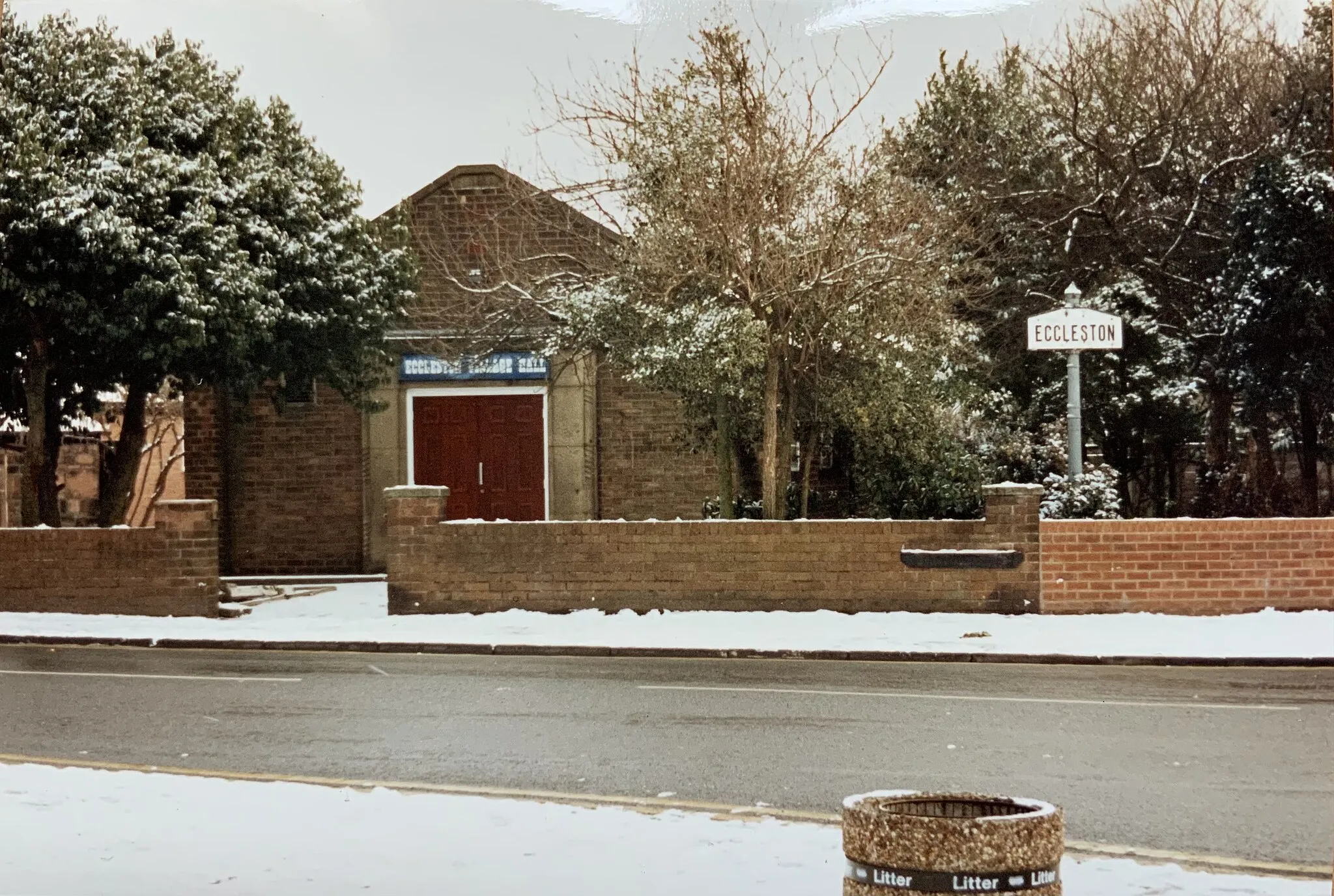 Photo showing: Eccleston Village Hall in the snow - early 1990s.