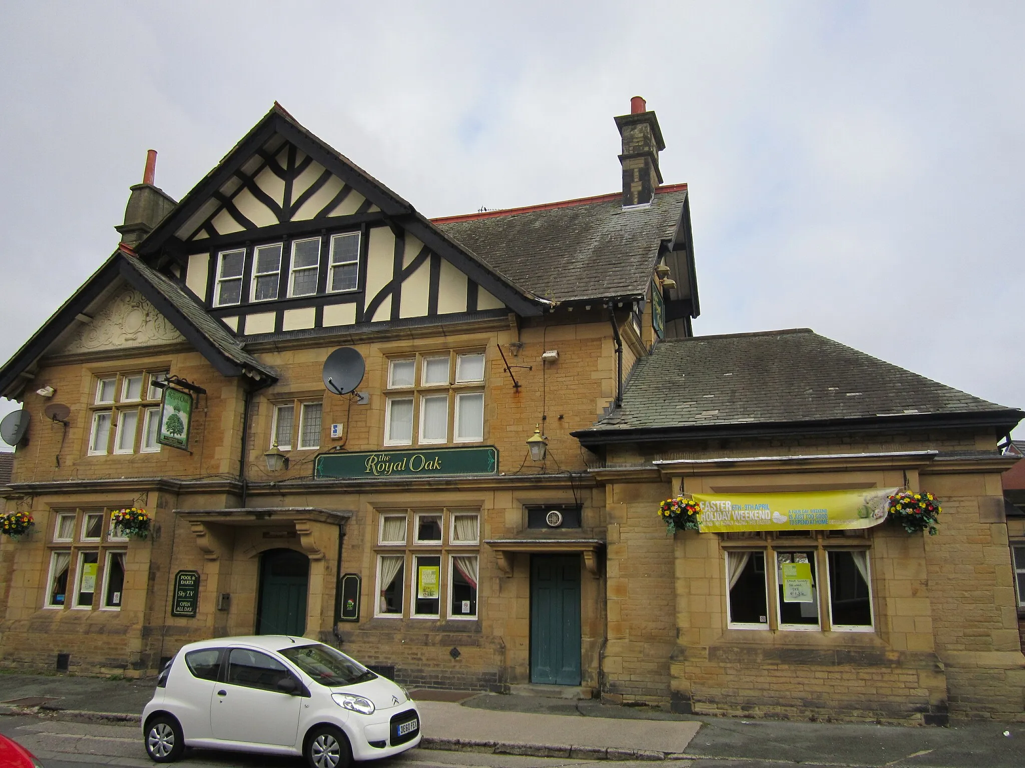 Photo showing: The Royal Oak pub, Warrenhouse Road, Blundellsands, Merseyside, England.