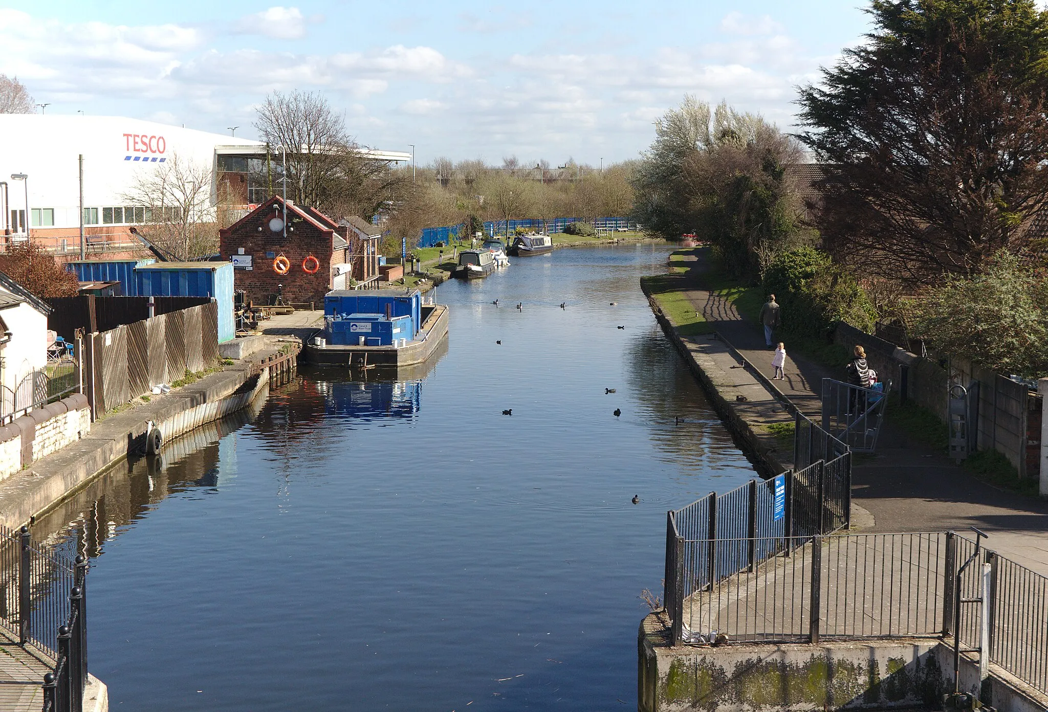 Photo showing: View roughly south from the road bridge across the L&L near Tesco.