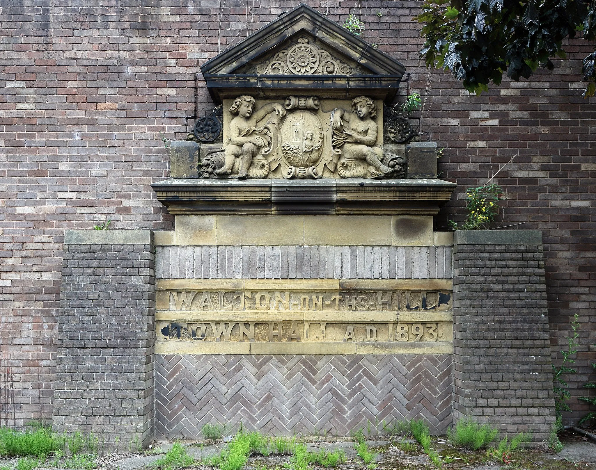 Photo showing: The township of Walton became part of Liverpool in 1895 but its Town Hall survived until the 1960s, when it was demolished to make way for the Queens Drive/Breeze Hill flyover. This stonework shows the coat of arms of Walton on the Hill, and can be seen to the south of the flyover opposite Church Lane.