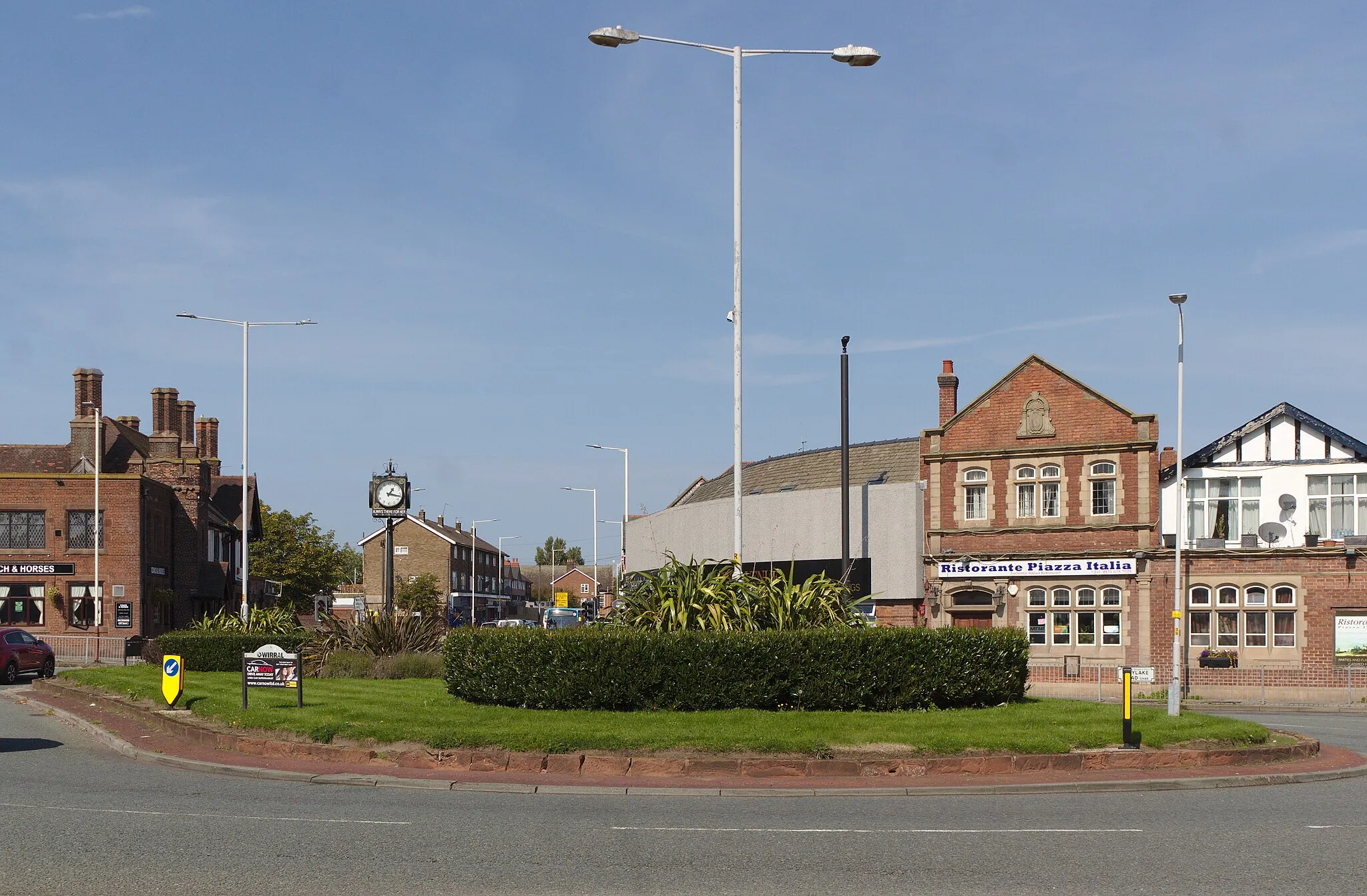 Photo showing: Moreton Cross from the refuge in the centre of Upton Road