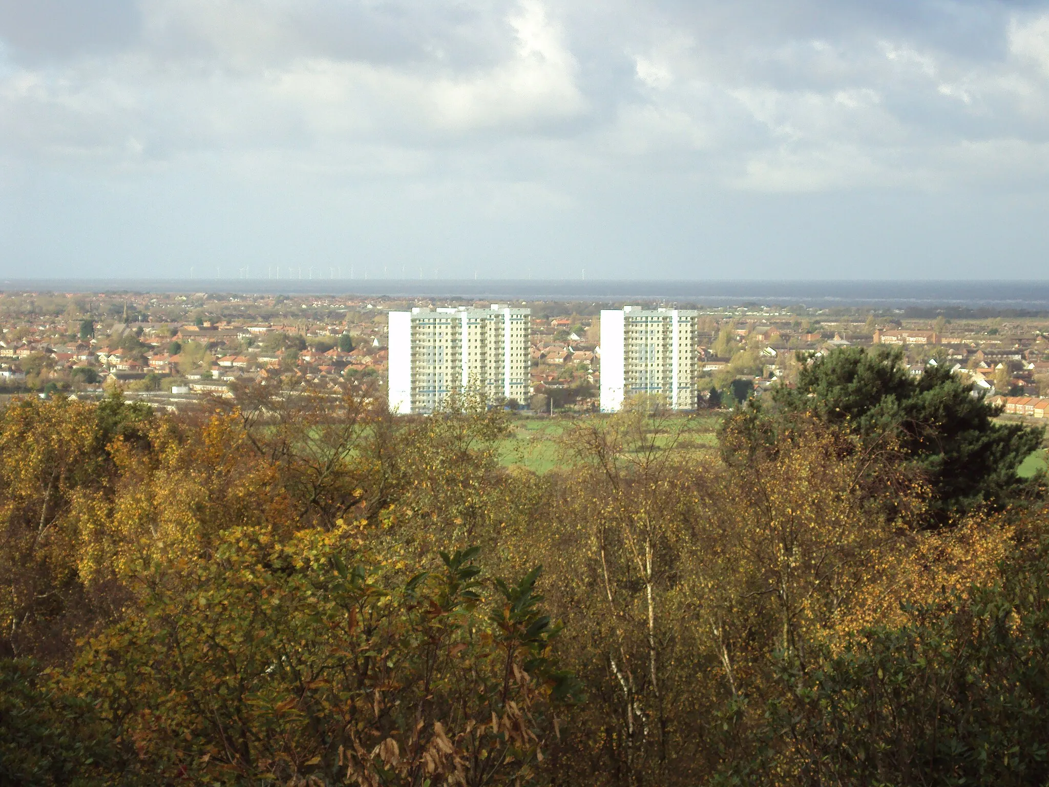 Photo showing: Looking towards the blocks of flats on Stavordale Road, Moreton from Bidston Hill, Birkenhead, Wirral, Merseyside, England.