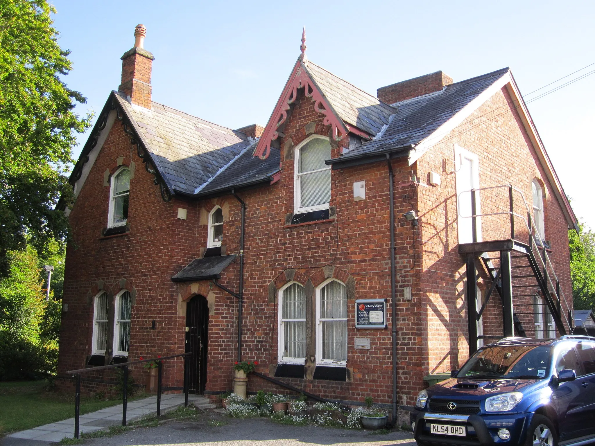 Photo showing: Holmleigh, 8 Church Road, Upton, Wirral, Merseyside, England. This detached house is used by the nearby St Mary's Church.