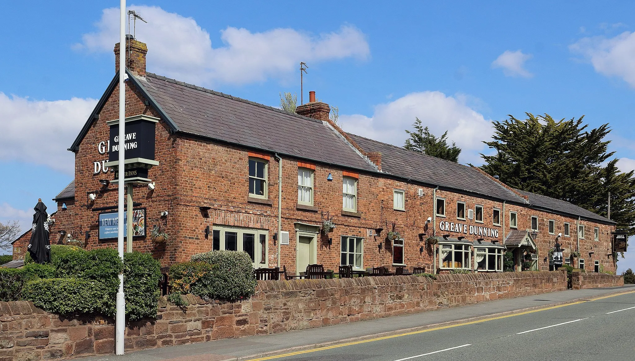 Photo showing: You wouldn't think it, but this is the newest pub in Greasby, opened c. 1980 but obviously a conversion of older buildings. Old maps show a row of houses.