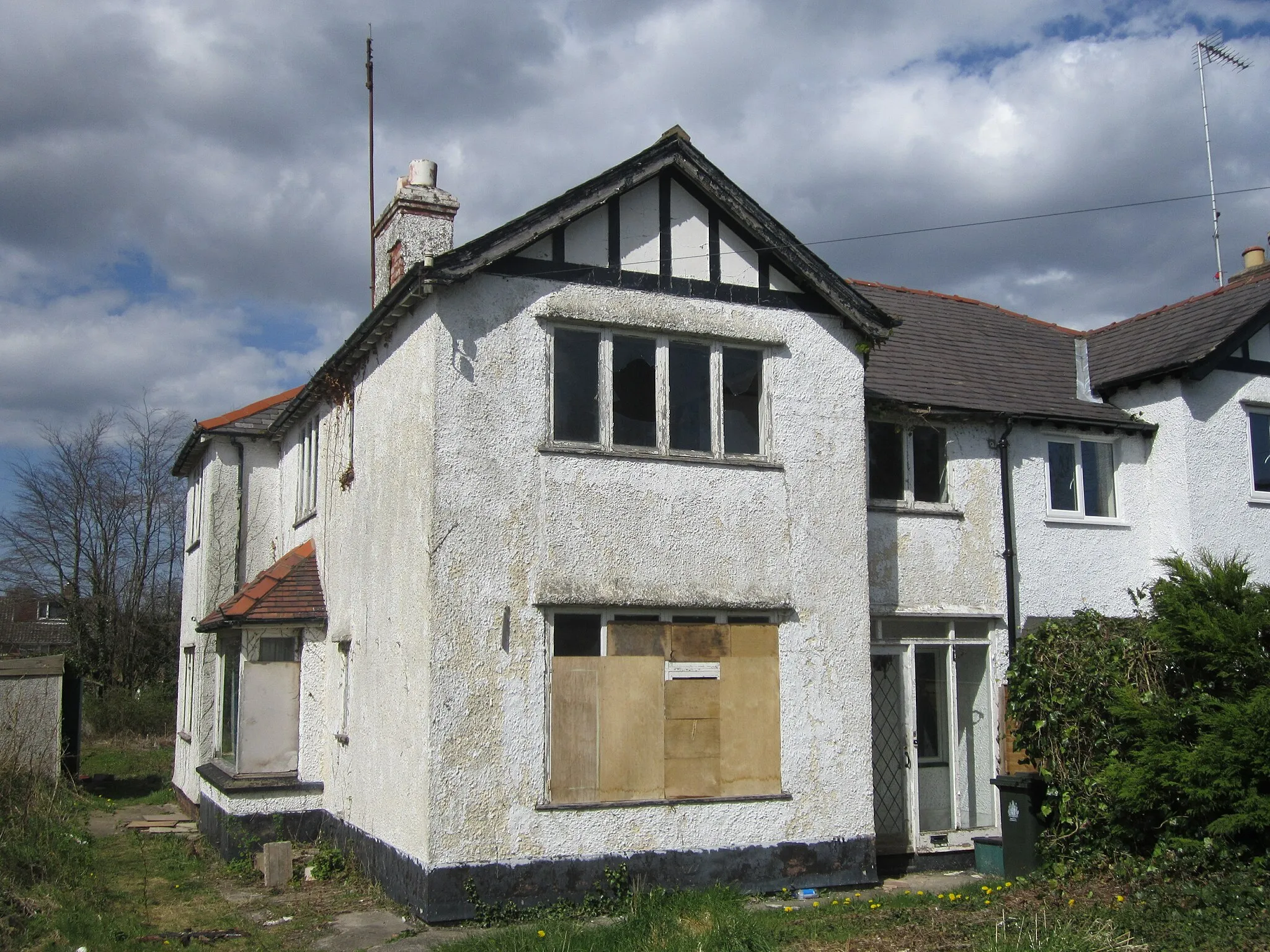 Photo showing: Boarded-up house on West Vale, Little Neston, Cheshire, England.