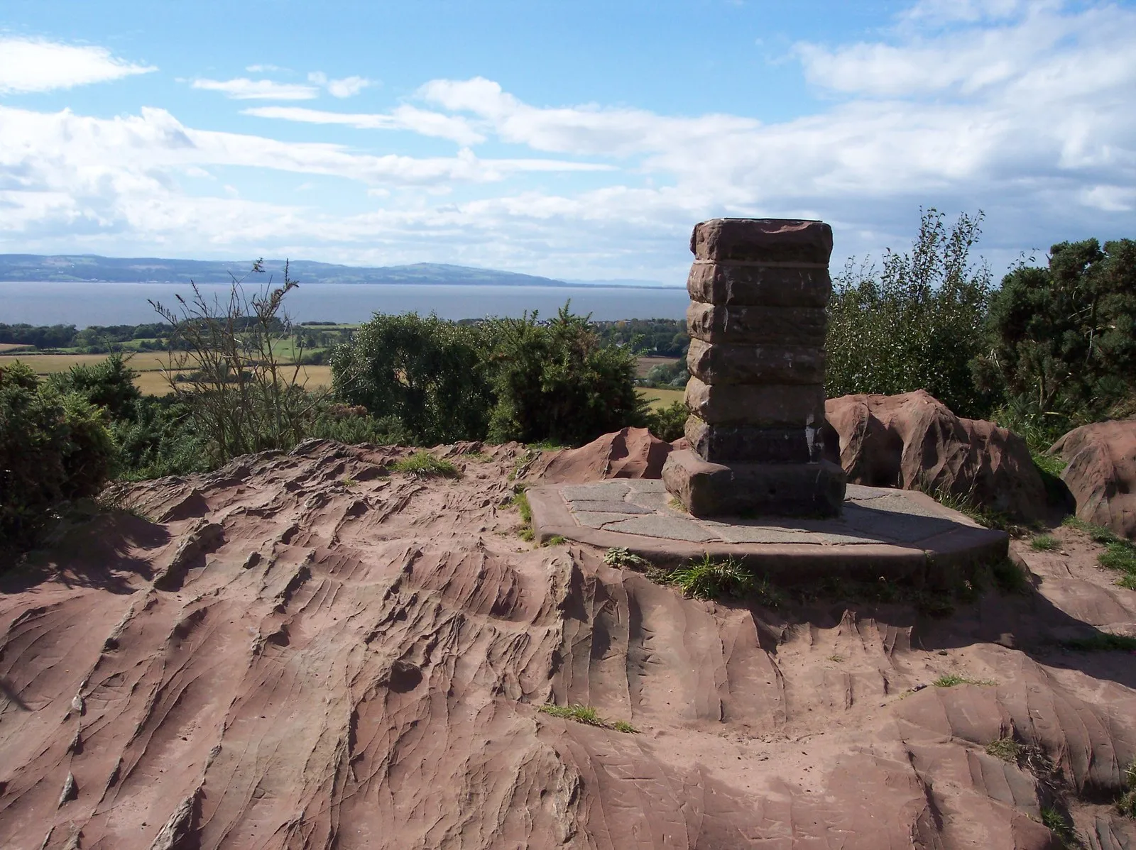Photo showing: The viewpoint on Thurstaston Hill