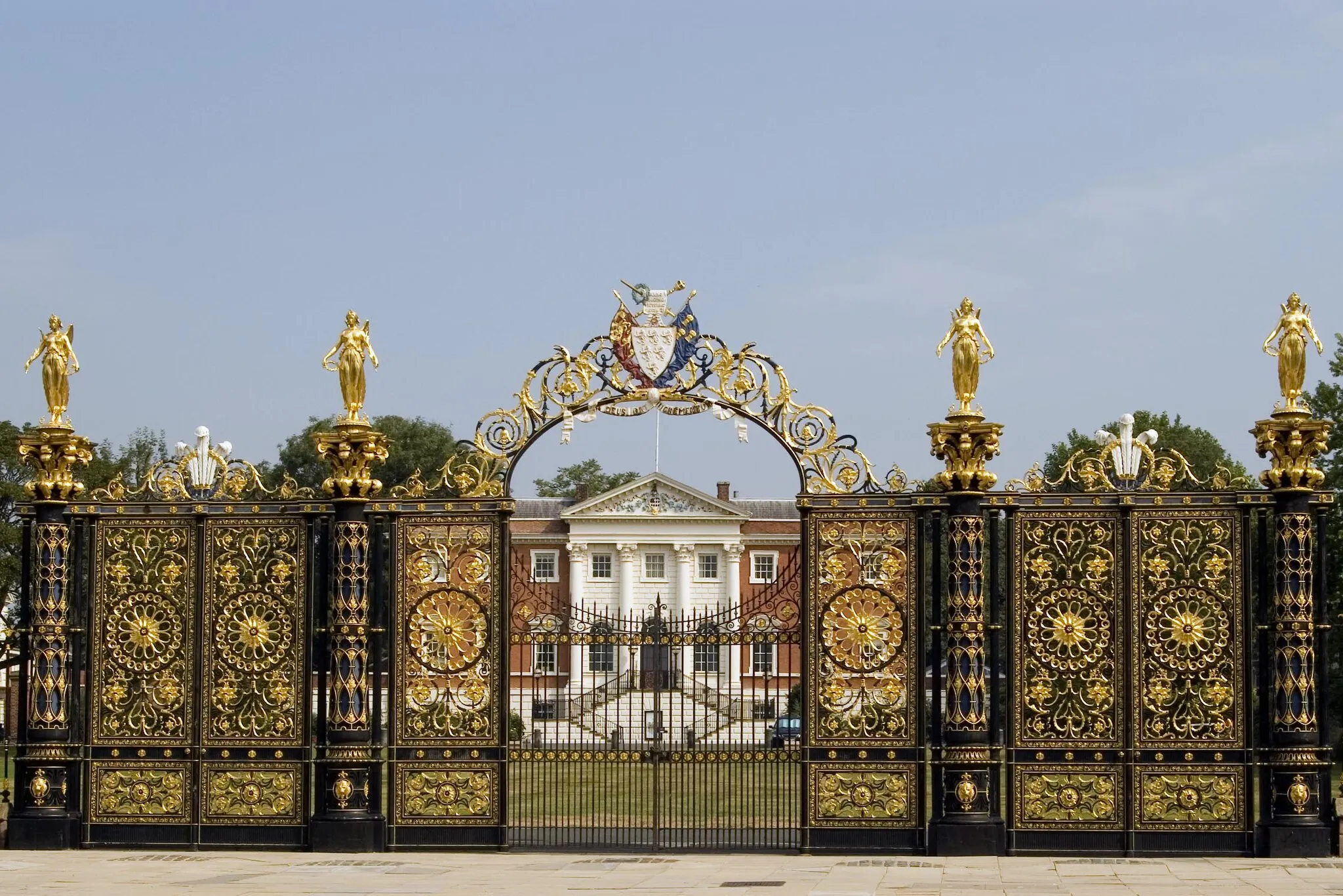 Photo showing: Warrington Town Hall through the golden gates.
Ornate 19th century cast iron gates and fencing.