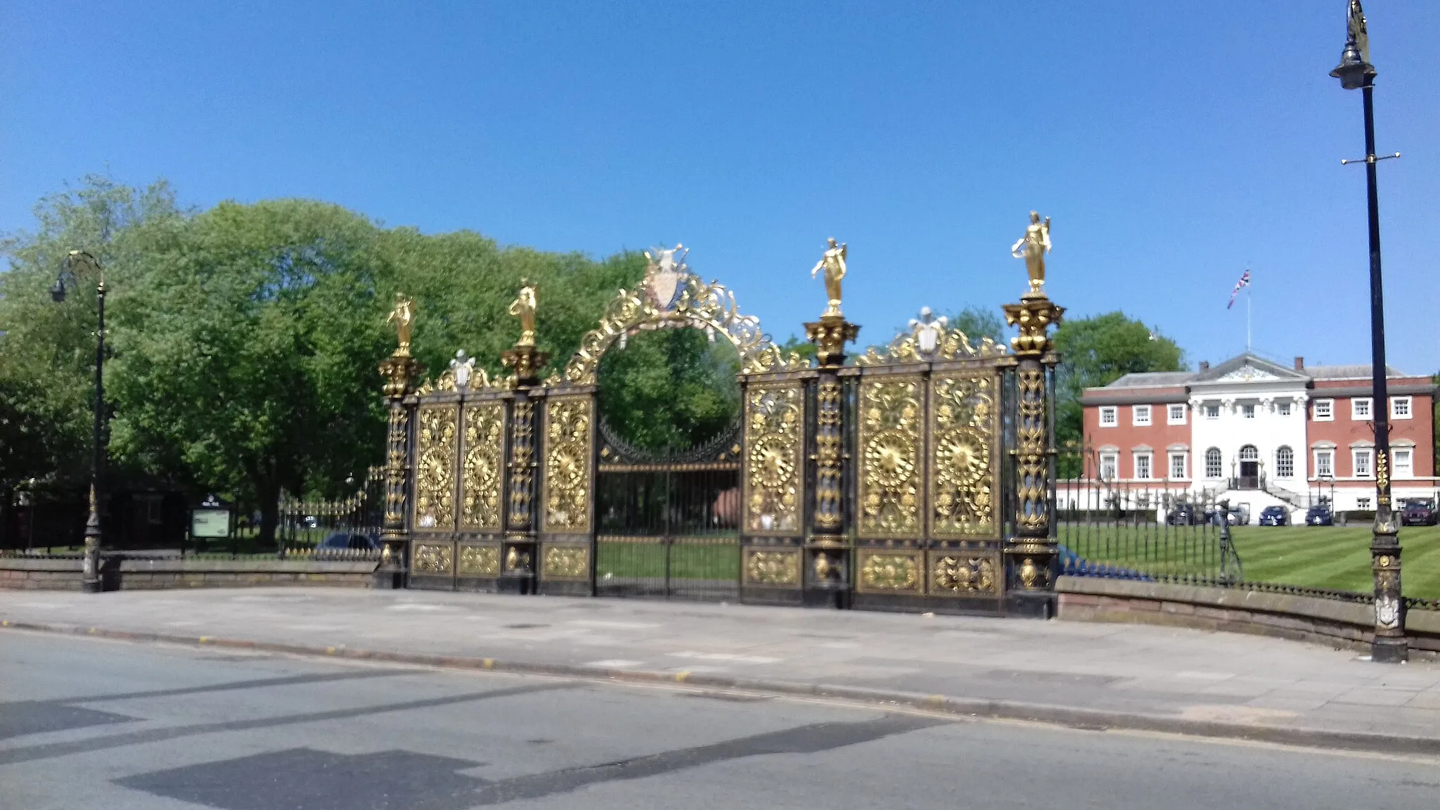 Photo showing: Golden Gates at Warrington Town Hall