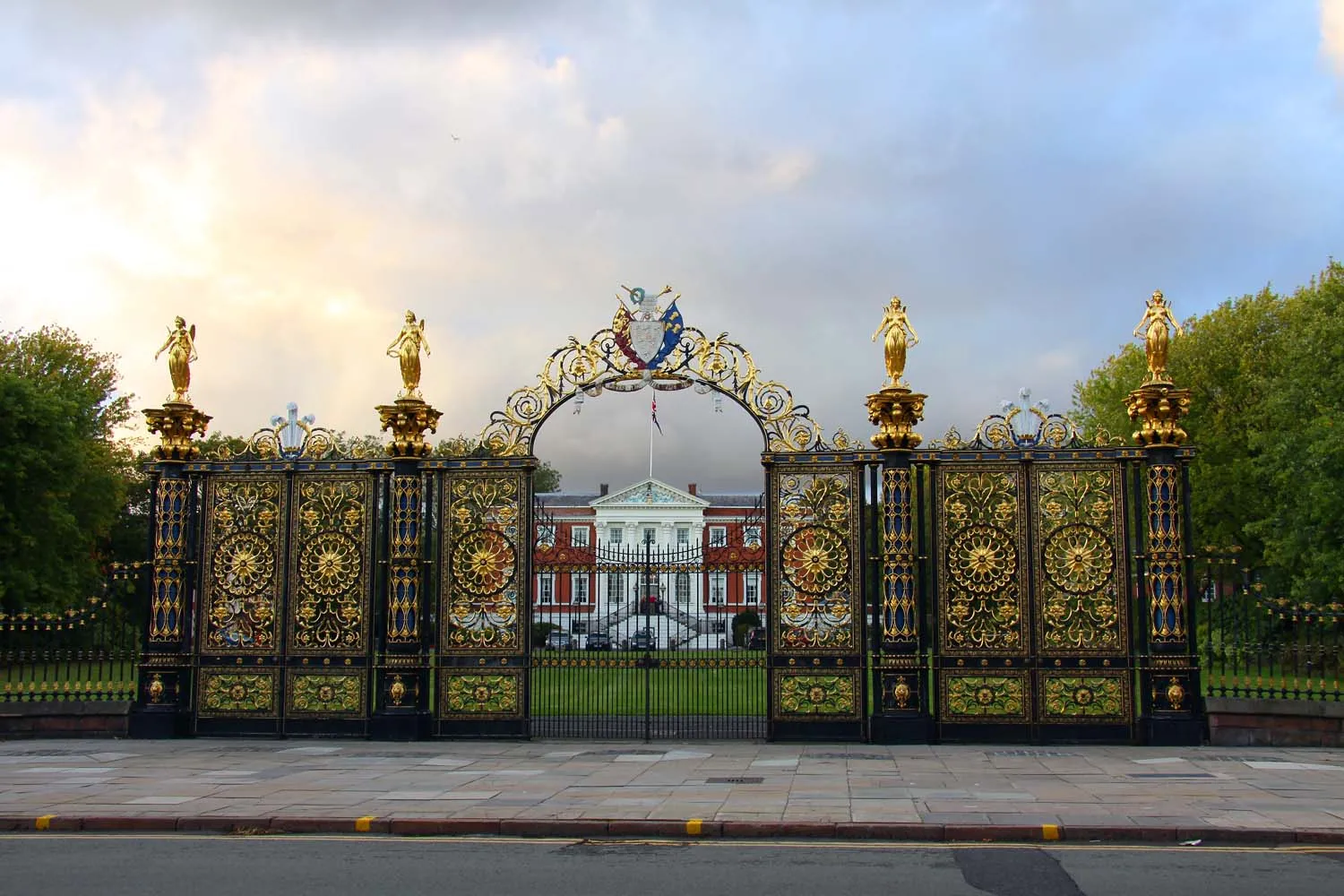 Photo showing: Warrington Town Hall gates