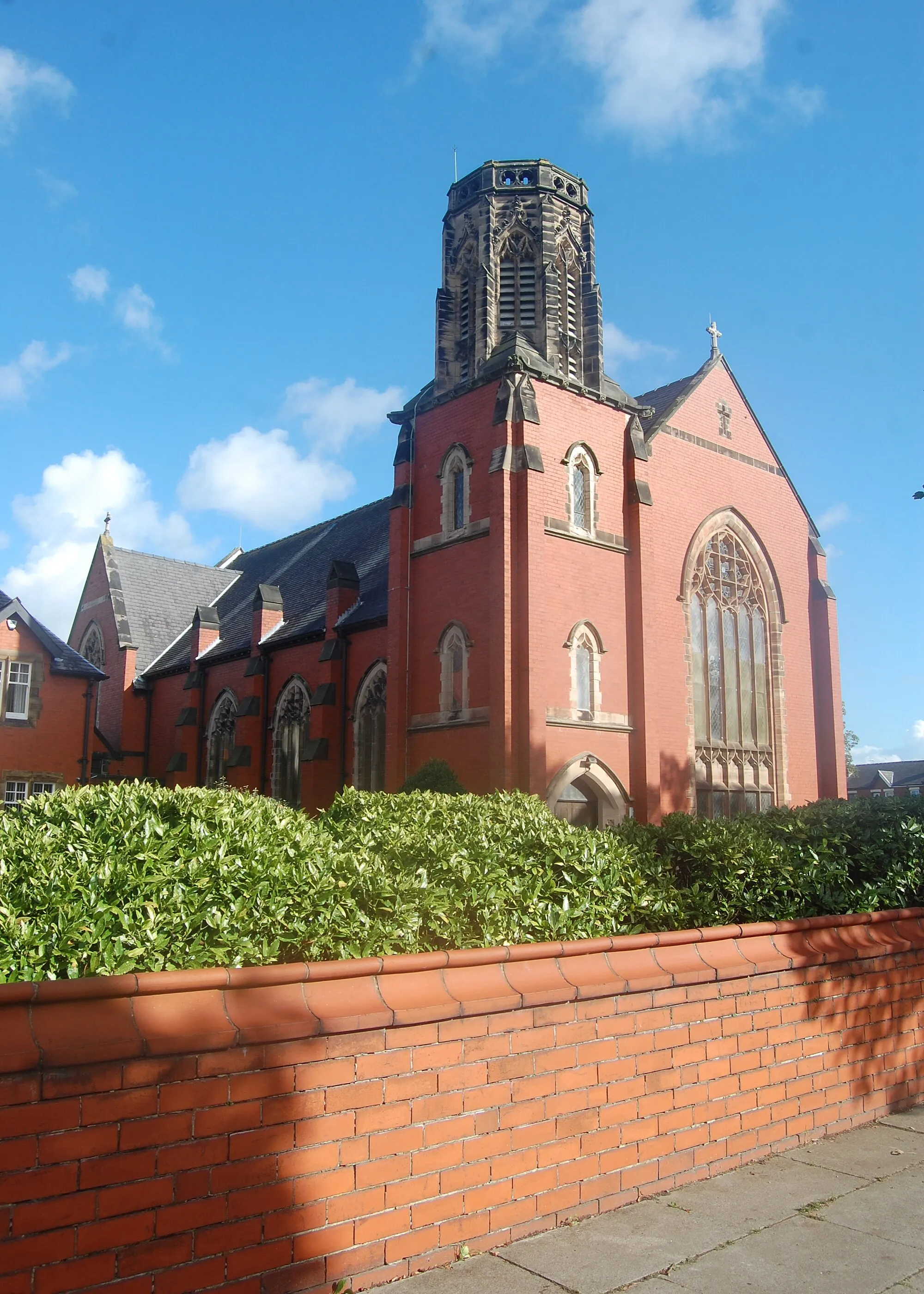 Photo showing: Holy Family Church, Brompton Road, Meols Cop, Southport, Metropolitan Borough of Sefton, Merseyside, England.
