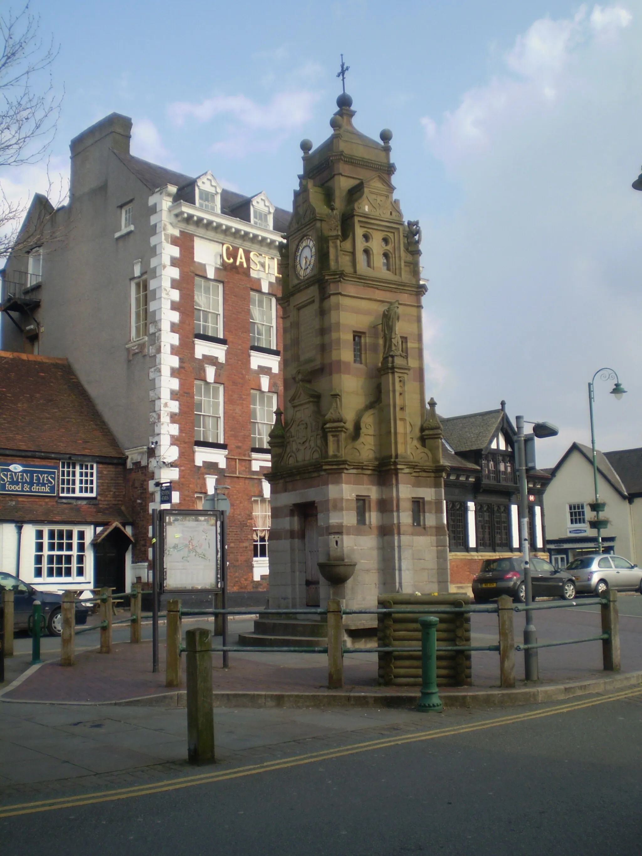 Photo showing: Town clock, St Peter's Square, Ruthin, Wales.