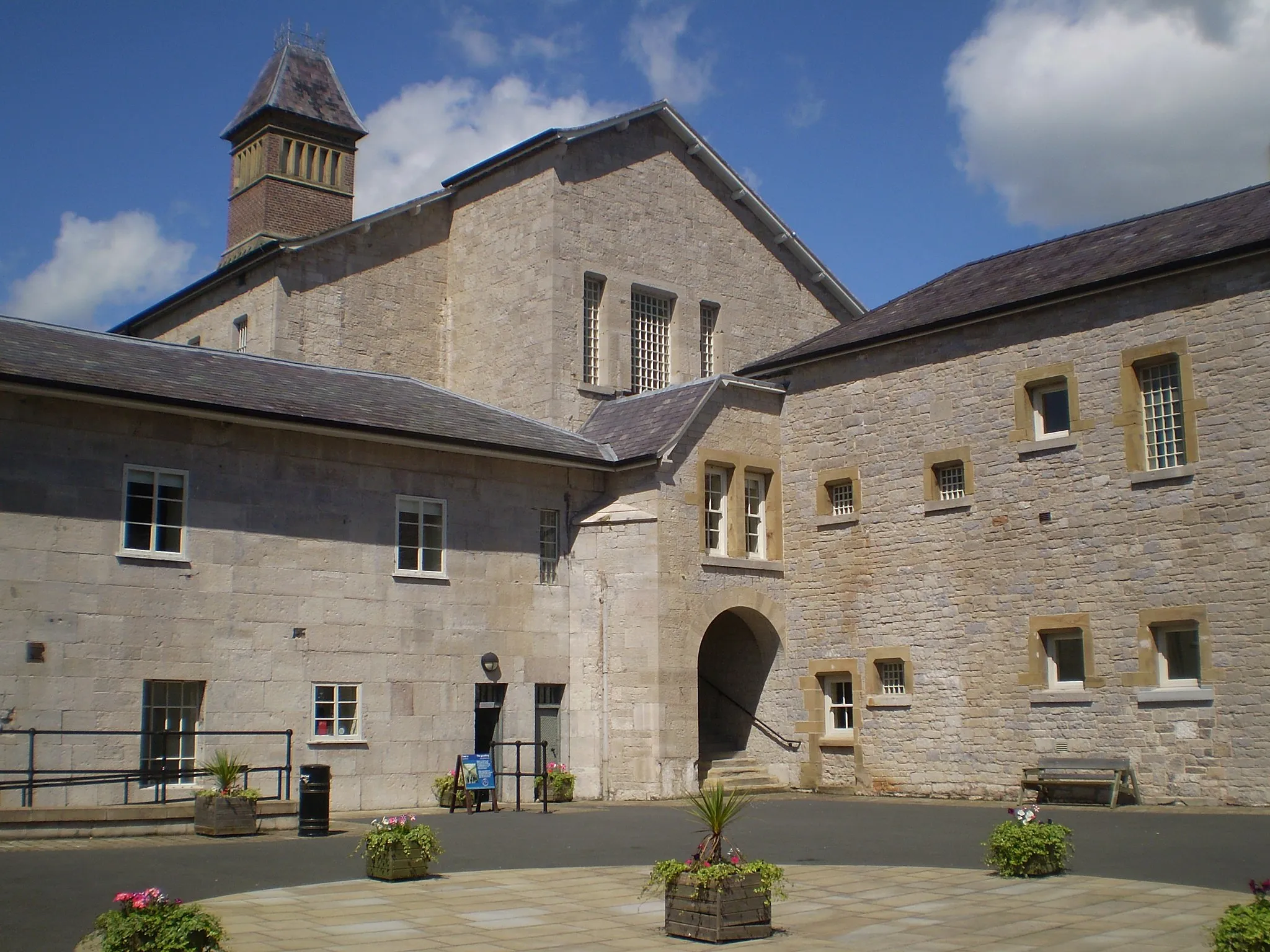 Photo showing: View of the courtyard of Ruthin Gaol museum, Ruthin, Denbighshire, north Wales