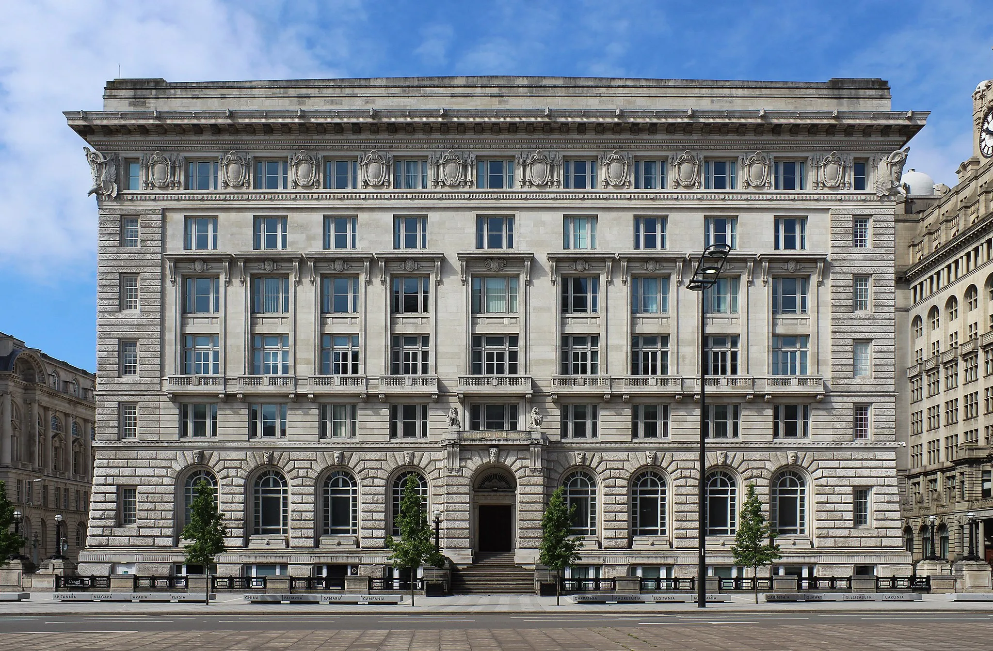 Photo showing: The eastern elevation of the Cunard Building, Liverpool, viewed across The Strand and Goree.