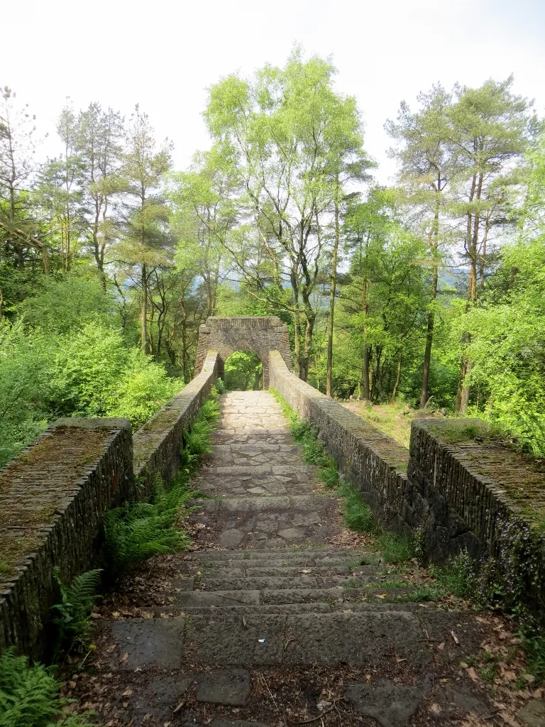 Photo showing: Seven Arched Bridge, Rivington.