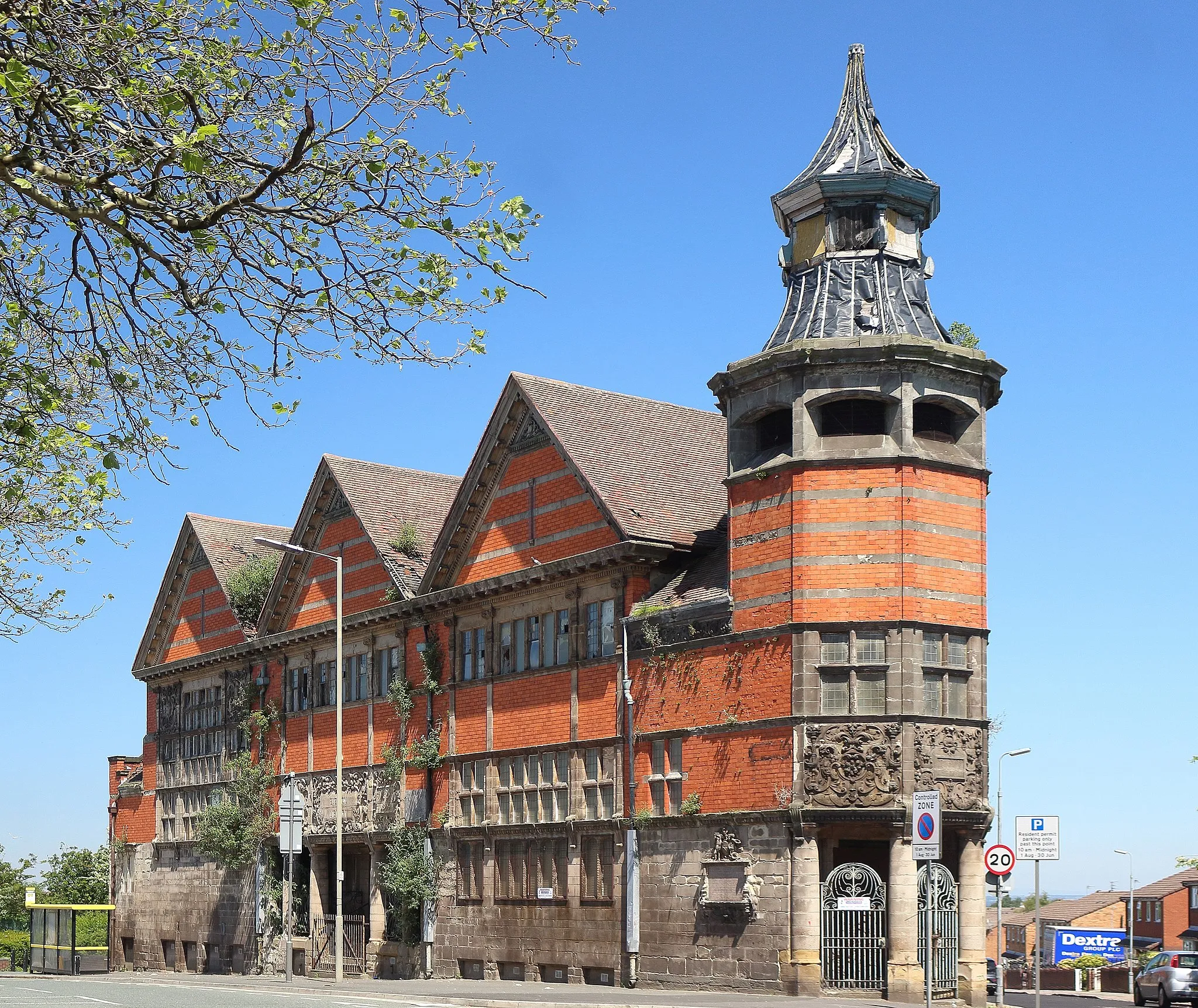 Photo showing: Grade II listed library by Thomas Shelmerdine. View north along the frontage on St Domingo Road from St George's church, showing corner turret and Beacon Lane (to right).